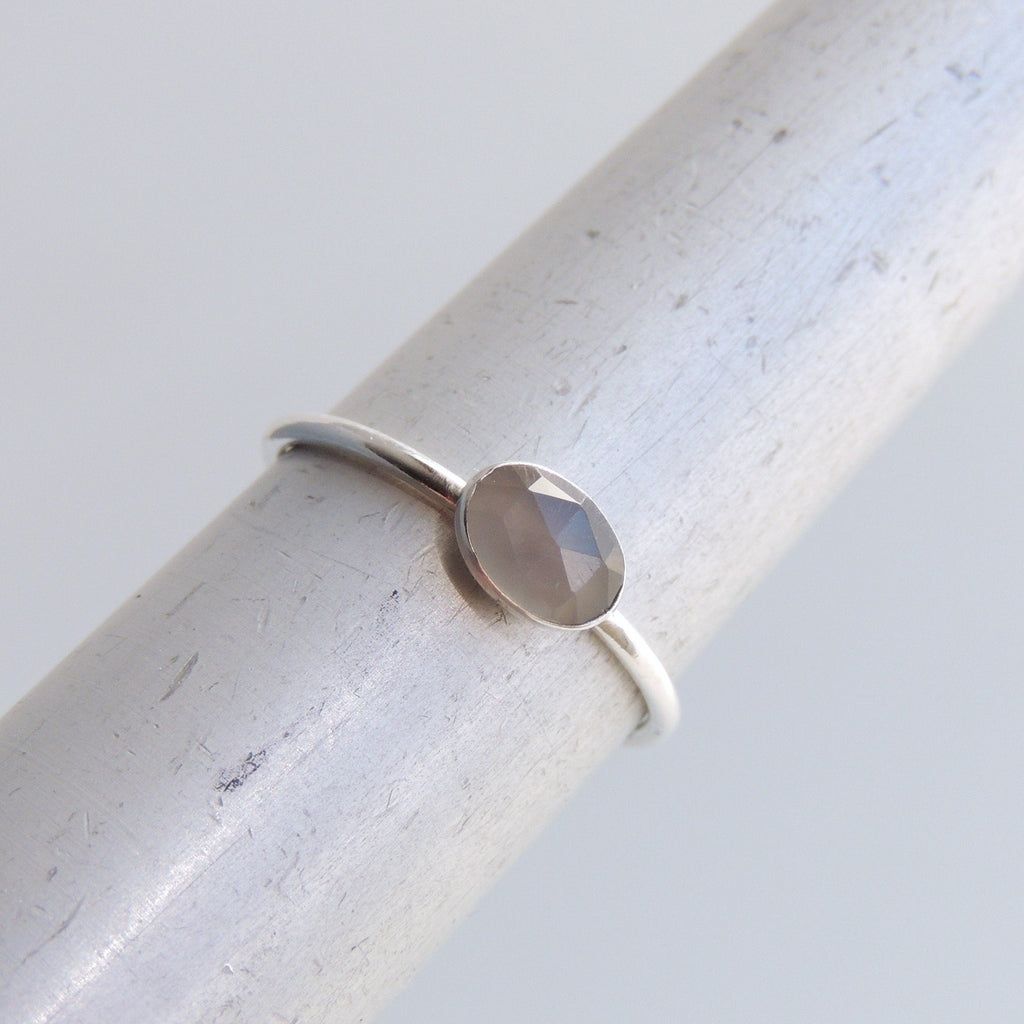 Bague ovale en pierre de lune grise, bague empilable en argent sterling