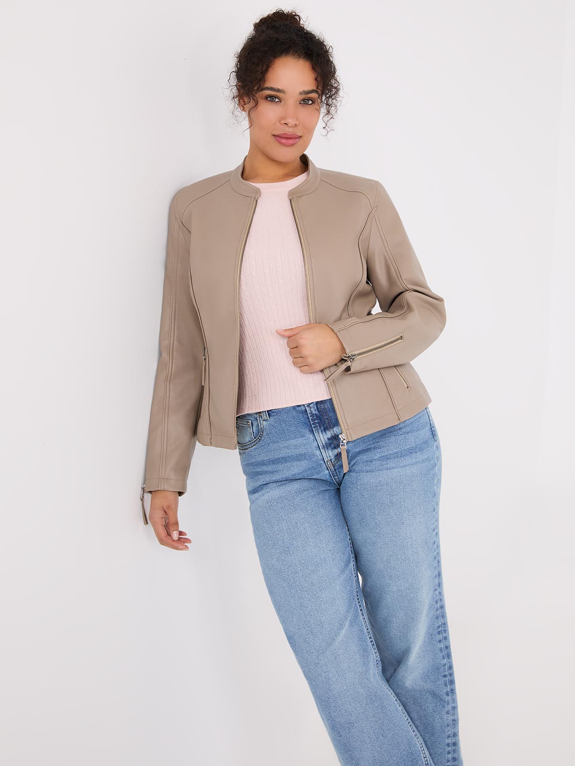 Veste en similicuir zippée sur le devant