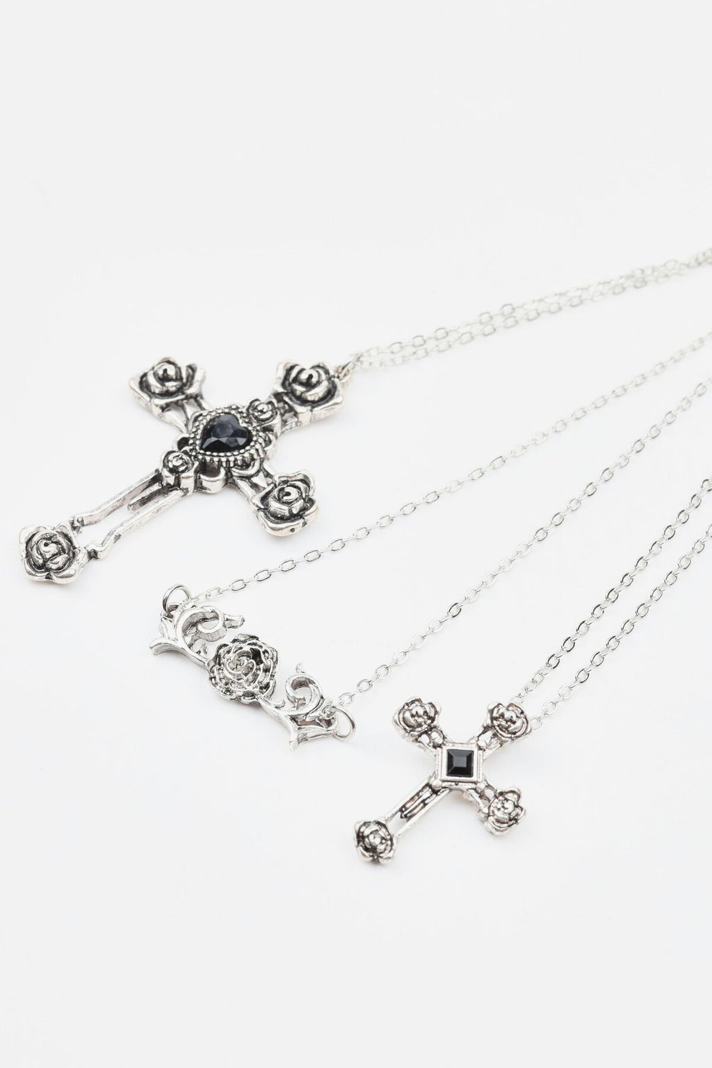 Ensemble de 3 colliers fleurs, croix et roses