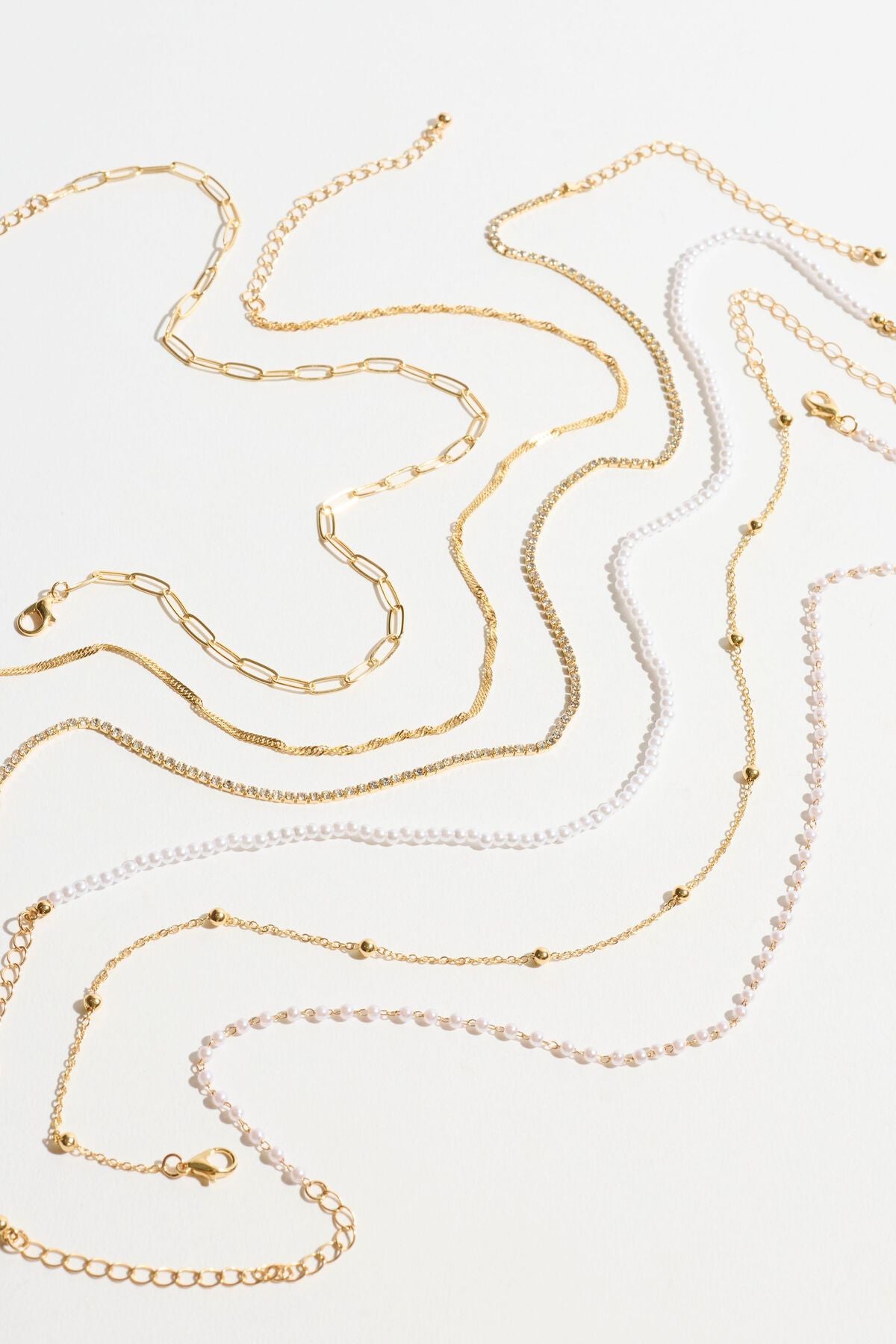 Collier ras du cou en pierres précieuses et perles superposées