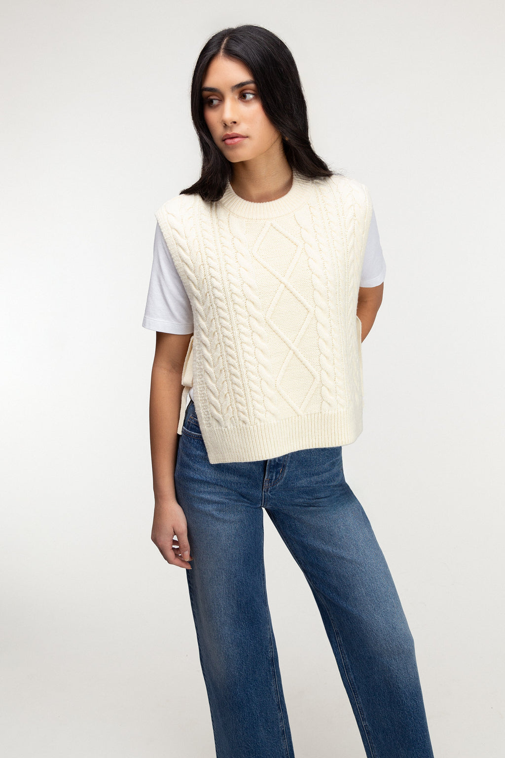 GILET SANS MANCHES EN TRICOT TORSADES AVEC LIEN