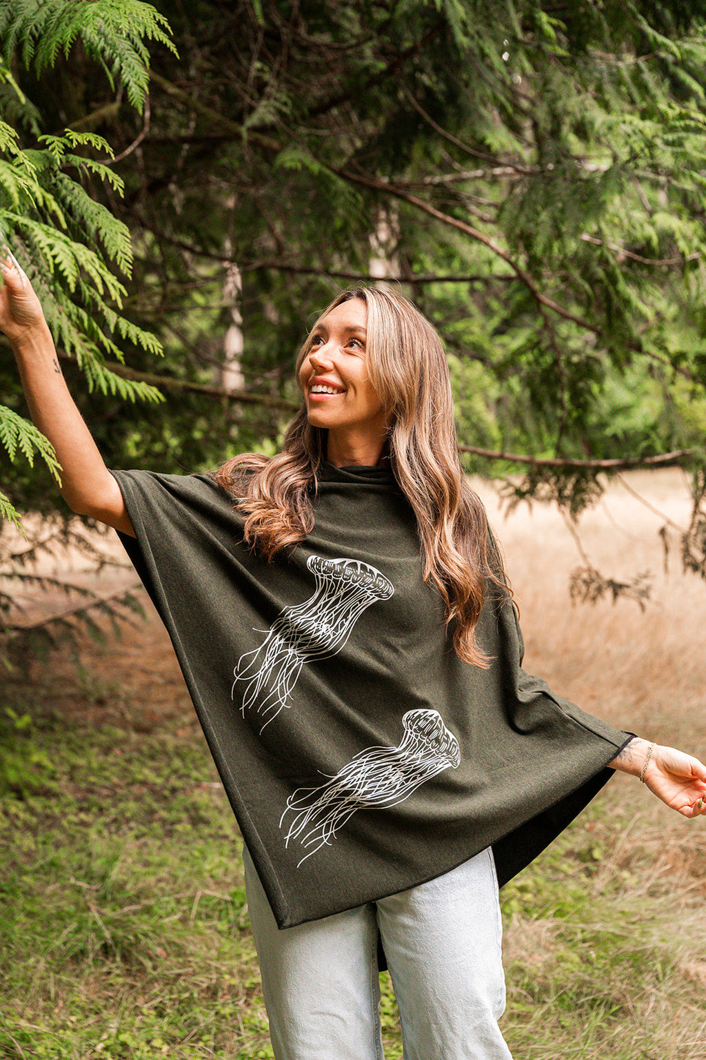 Poncho vert forêt à motif de méduses