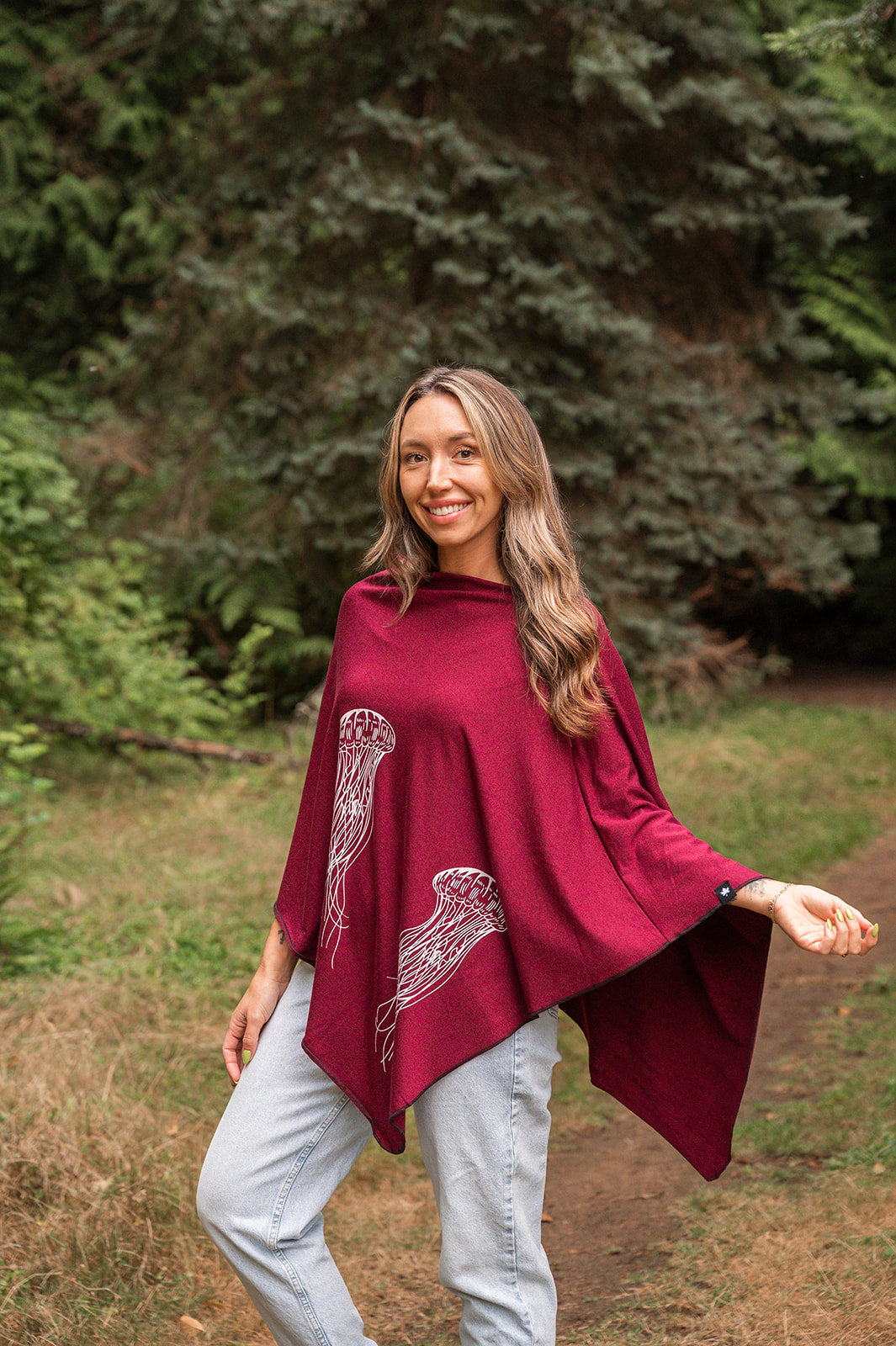 Poncho bordeaux à motif de méduses