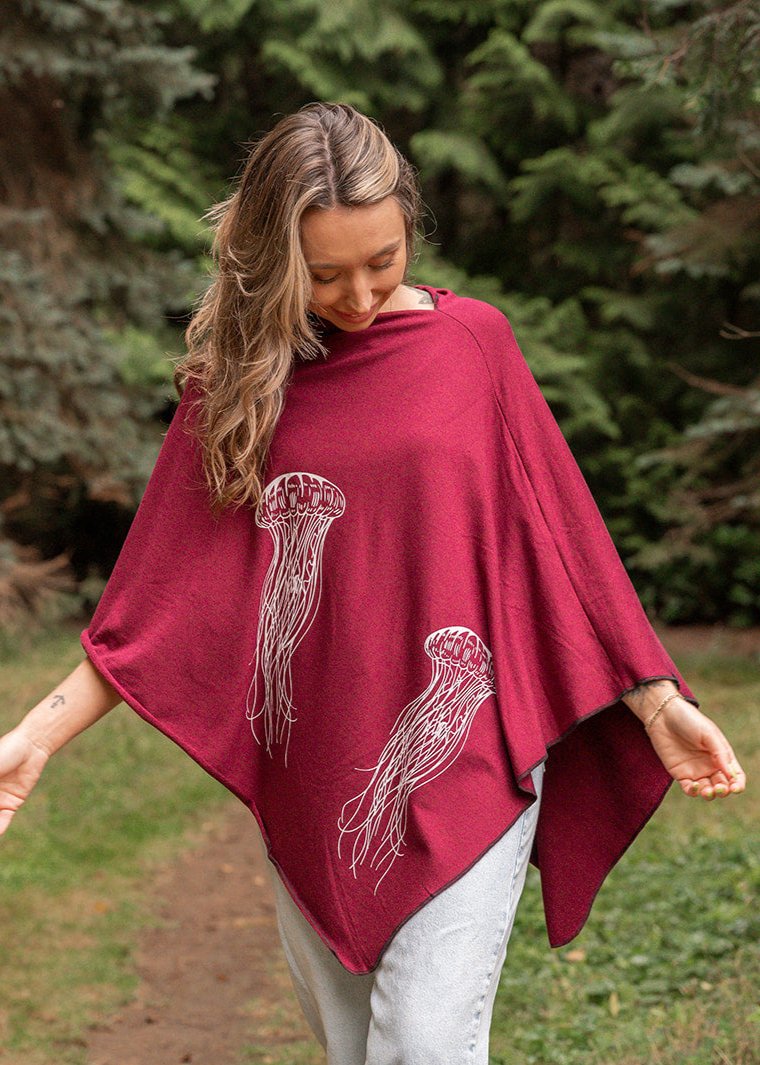 Poncho bordeaux à motif de méduses