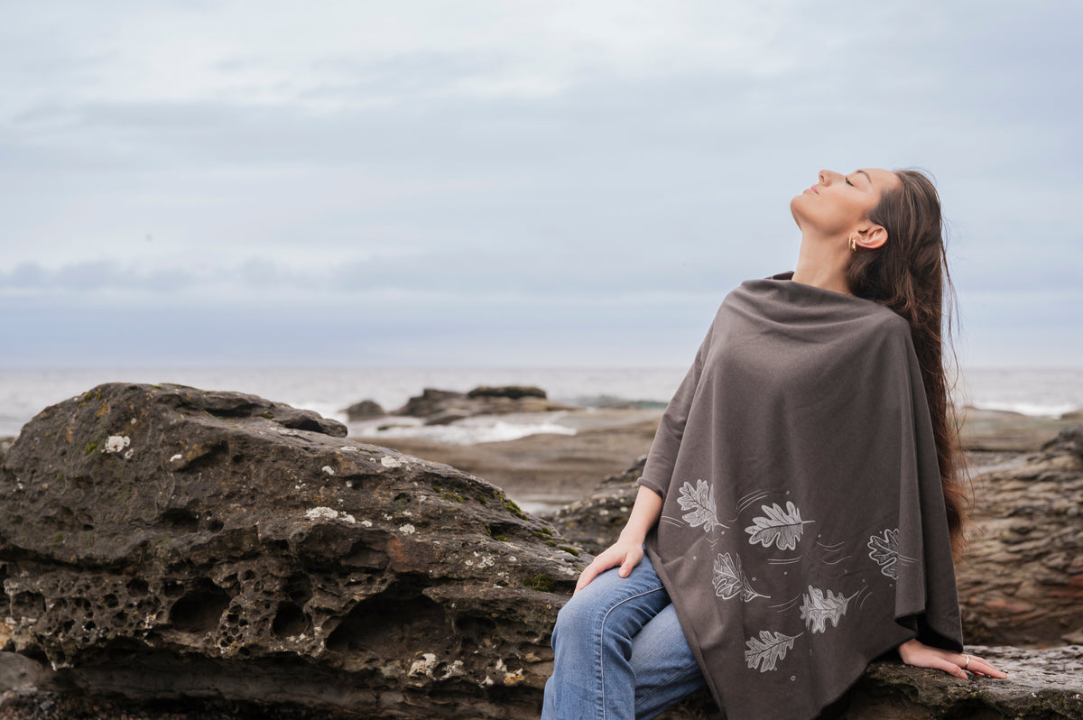 Poncho charbon avec imprimé de feuilles de chêne