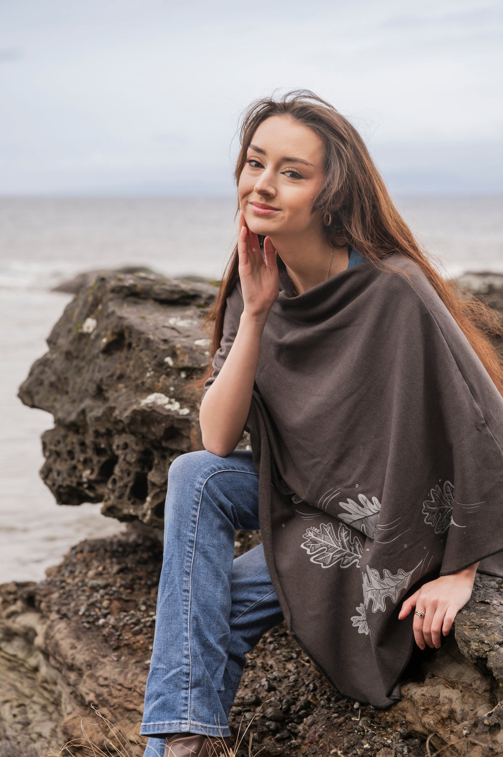 Poncho charbon avec imprimé de feuilles de chêne