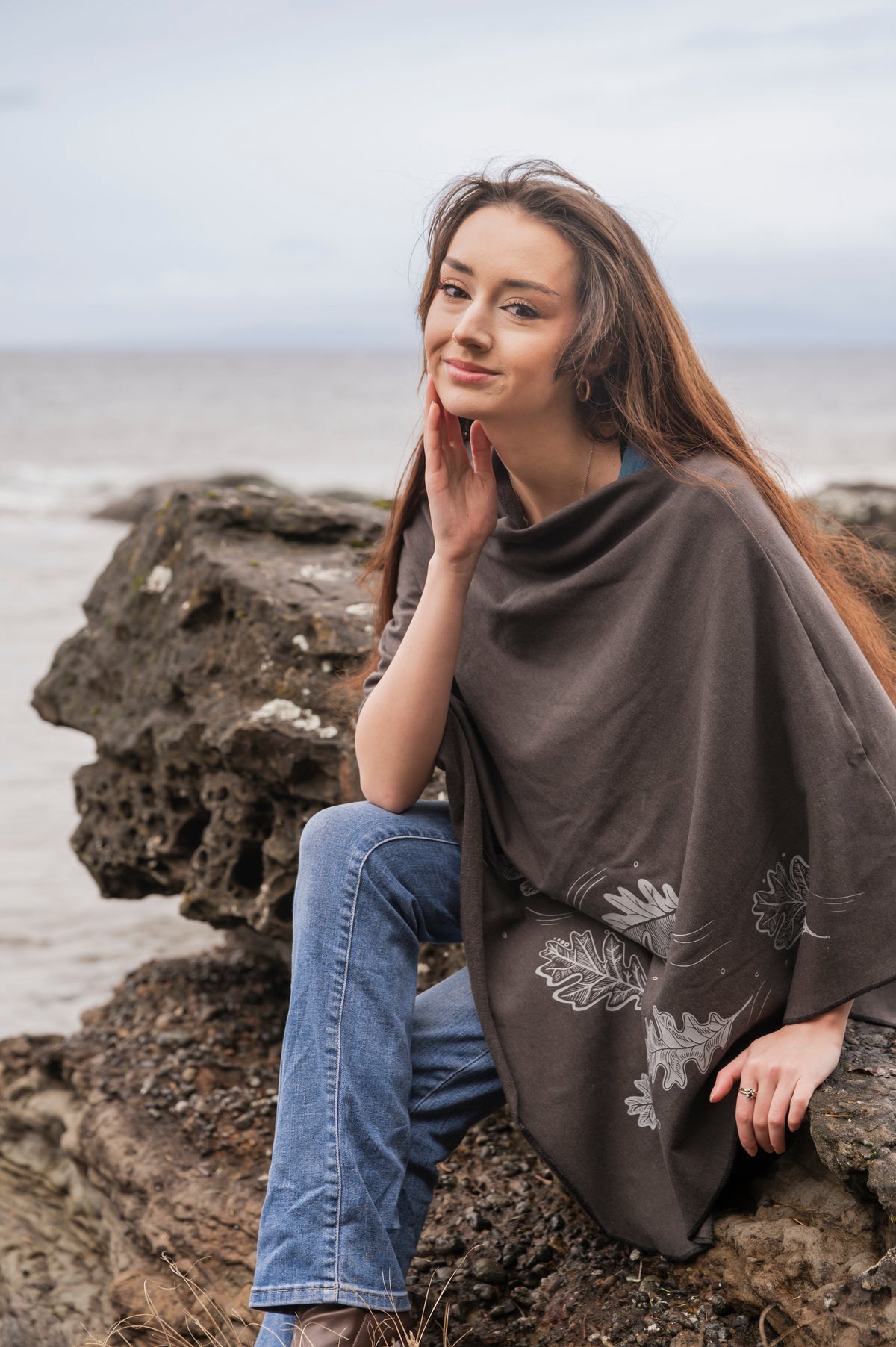 Poncho charbon avec imprimé de feuilles de chêne