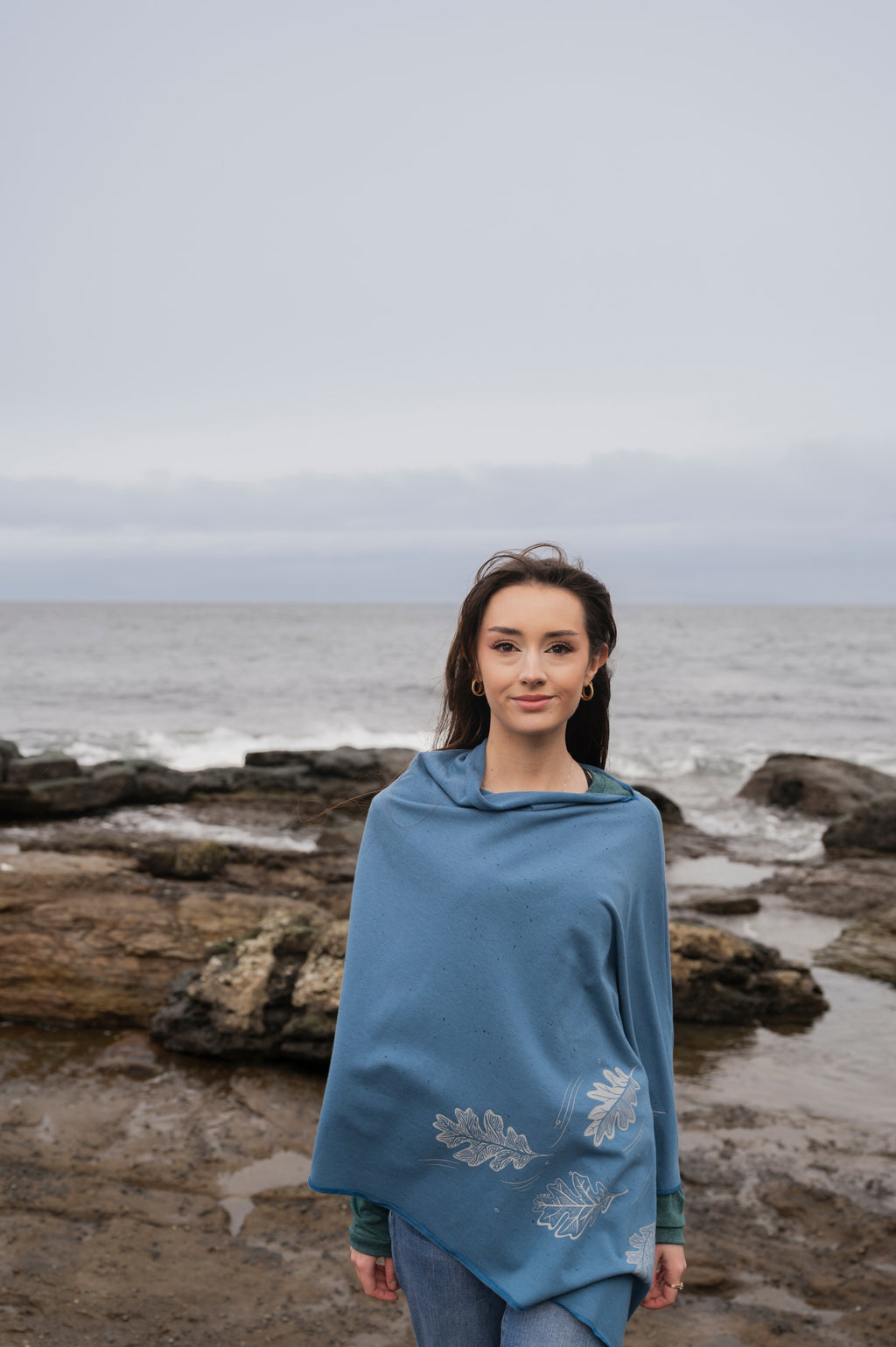 Poncho bleu stellaire avec motif de feuilles de chêne
