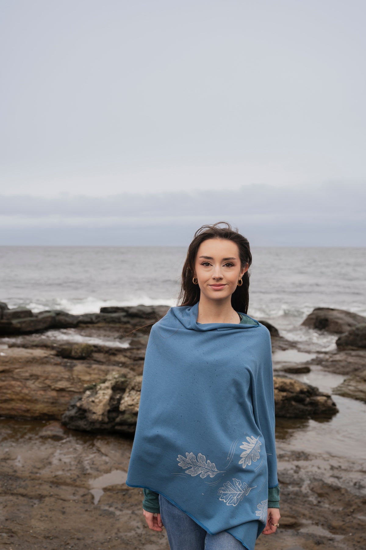 Poncho bleu stellaire avec motif de feuilles de chêne