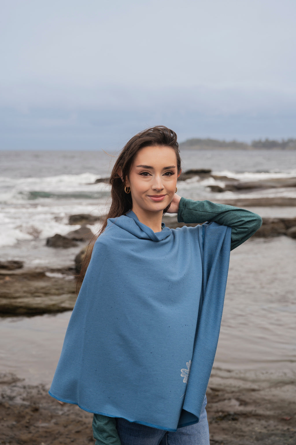 Poncho bleu stellaire avec motif de feuilles de chêne