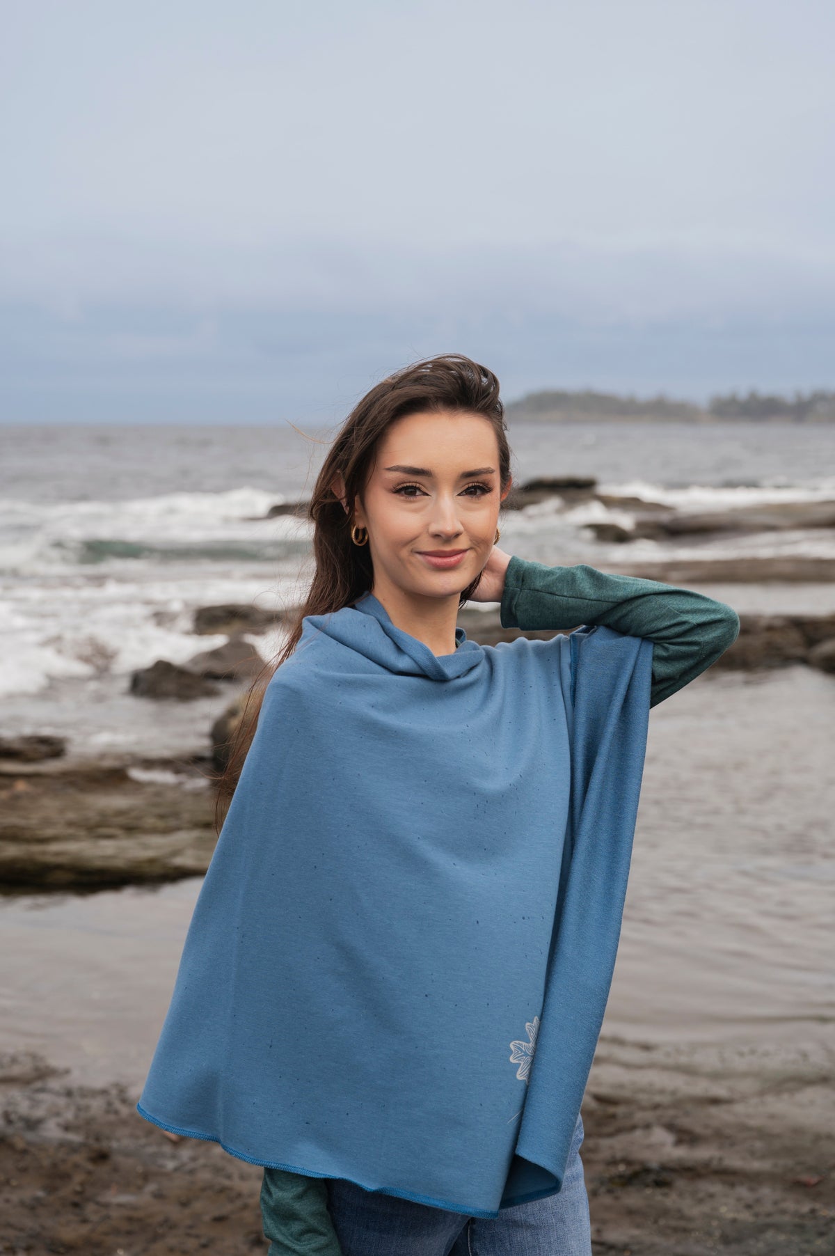 Poncho bleu stellaire avec motif de feuilles de chêne