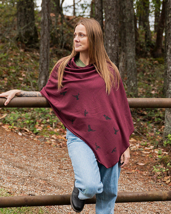 Poncho bordeaux à motif d'oiseaux