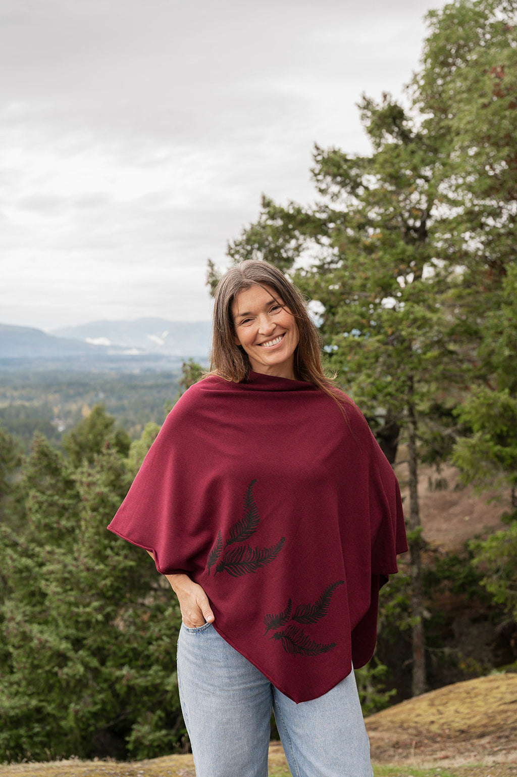 Poncho merlot à motif de fougères