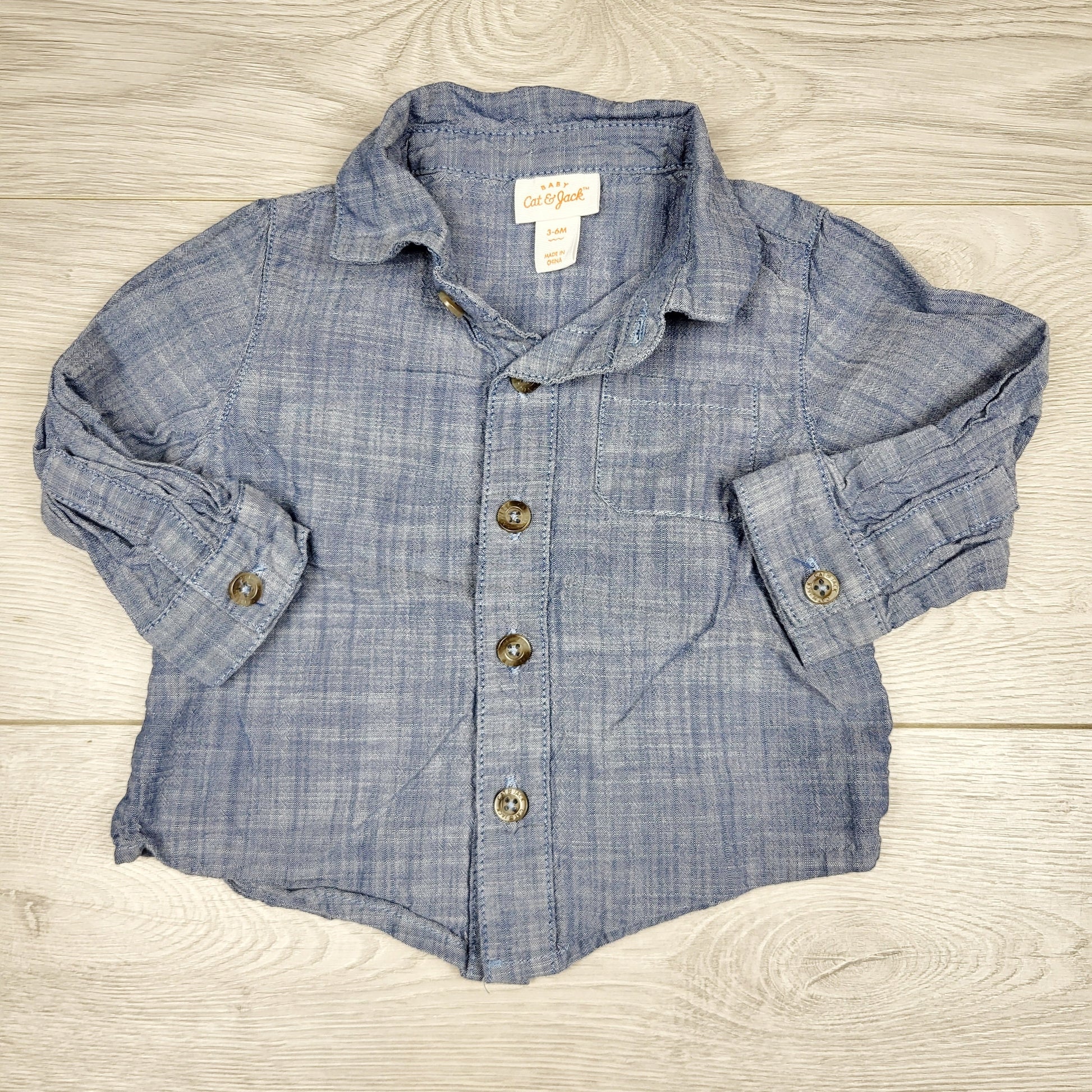 CHLV1 - Chemise boutonnée en chambray Cat and Jack. Taille 3-6 mois
