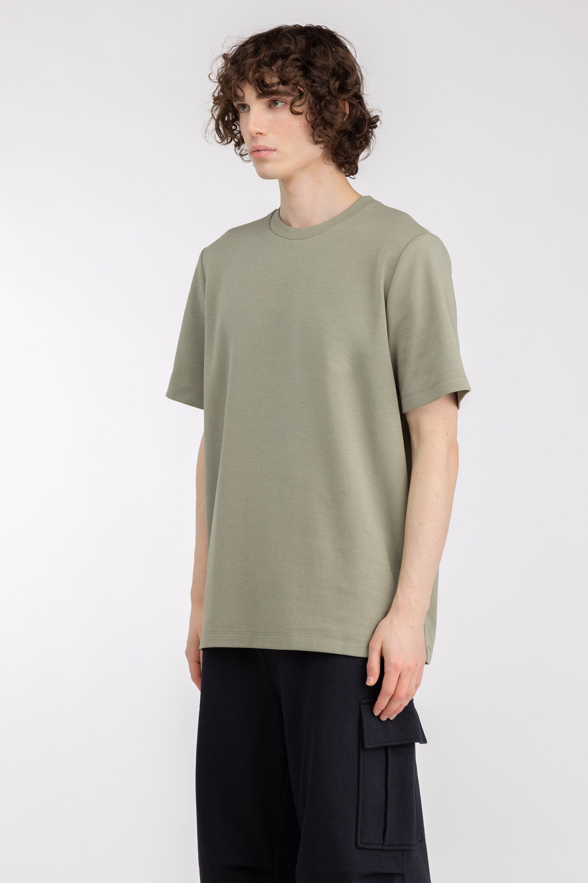 HEAVYWEIGHT CREWNECK T-SHIRT