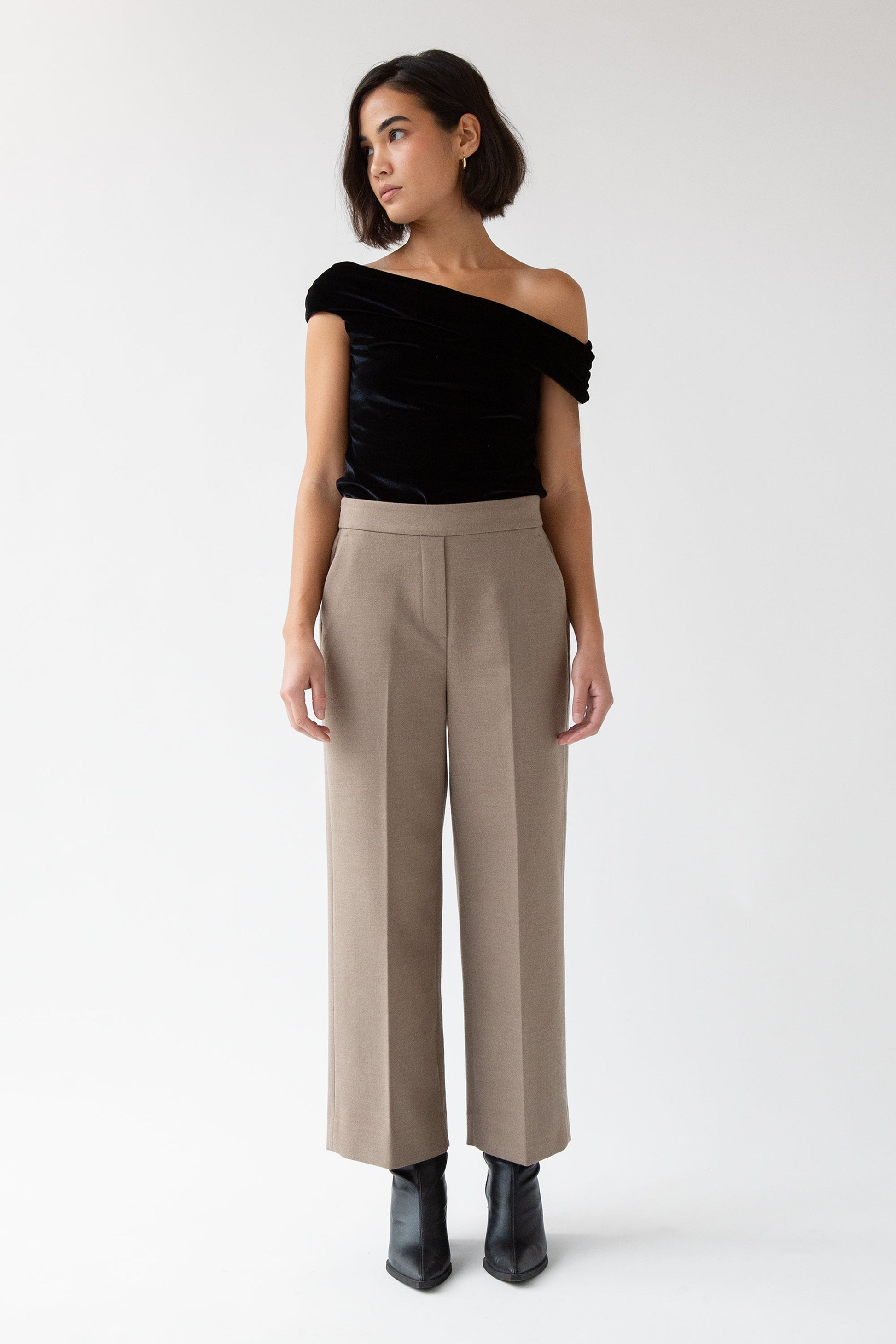 PANTALON COURT À TAILLE DEMI-ÉLASTIQUE