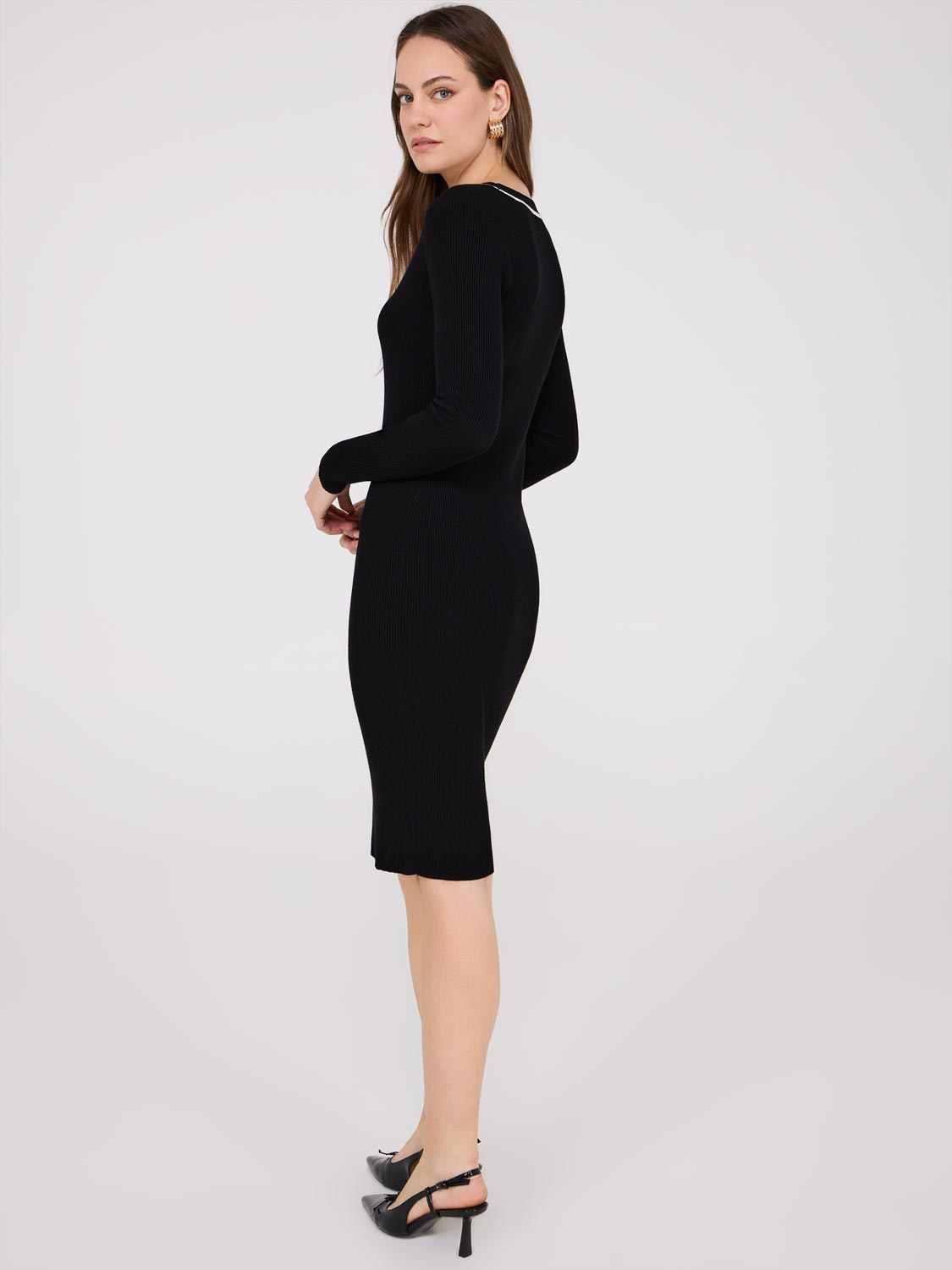 Robe pull mi-longue à passepoils contrastés