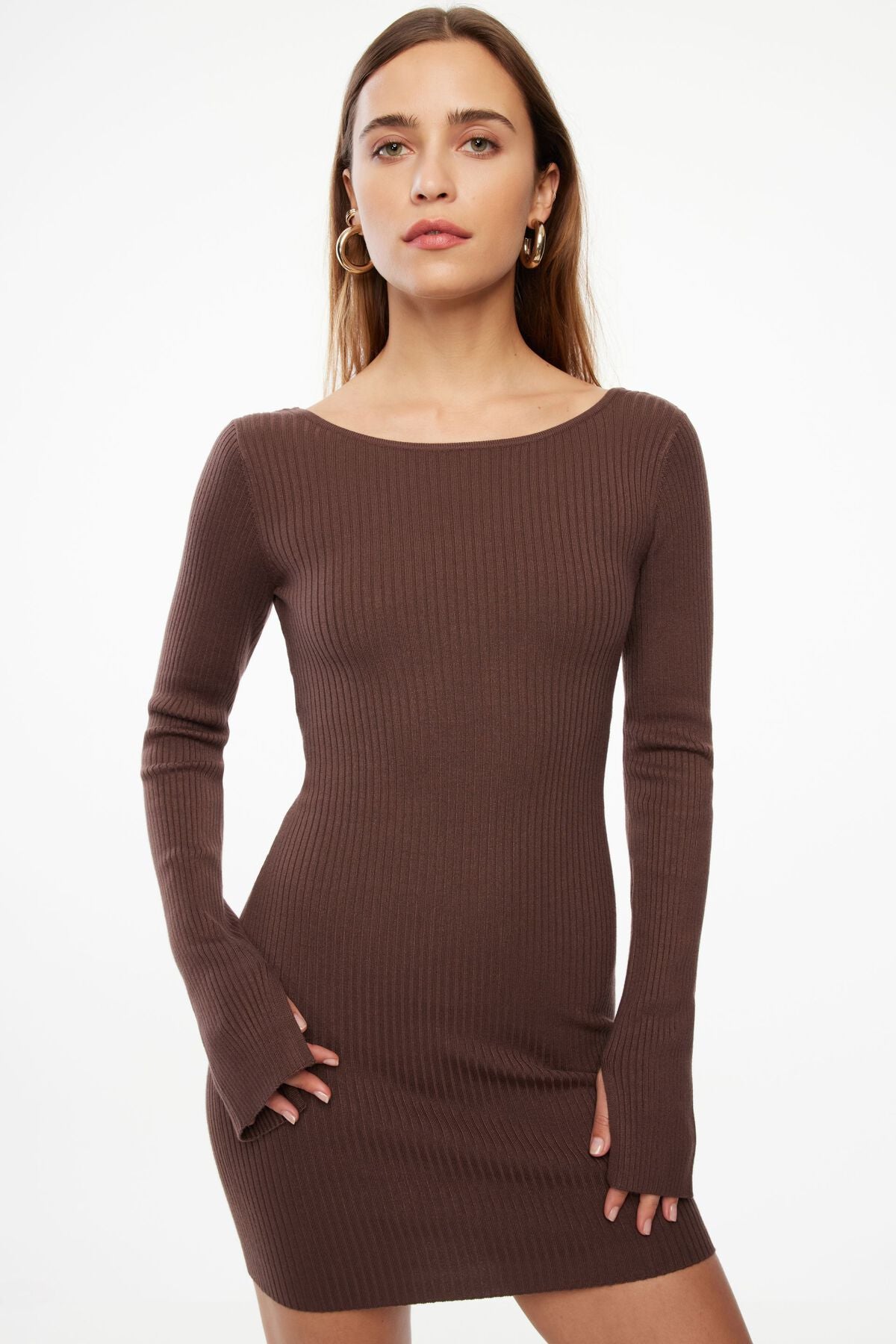 Mini-robe à manches longues et dos ouvert