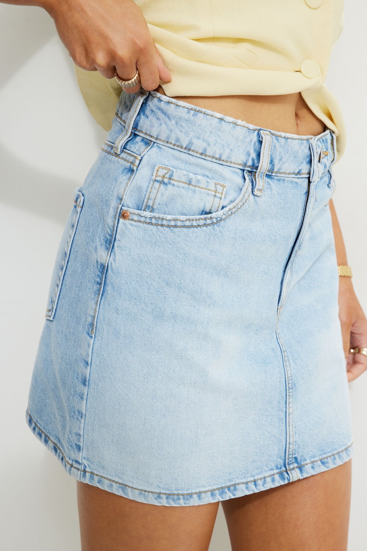 Mini-jupe en jean taille haute