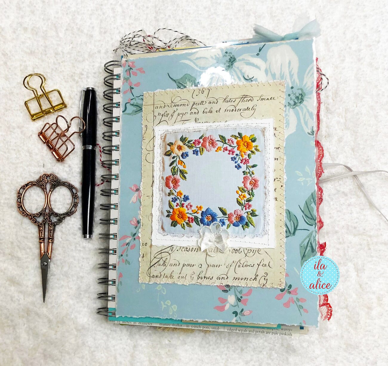 Journal intime fleuri bleu rempli d'éphémères intéressants - 4