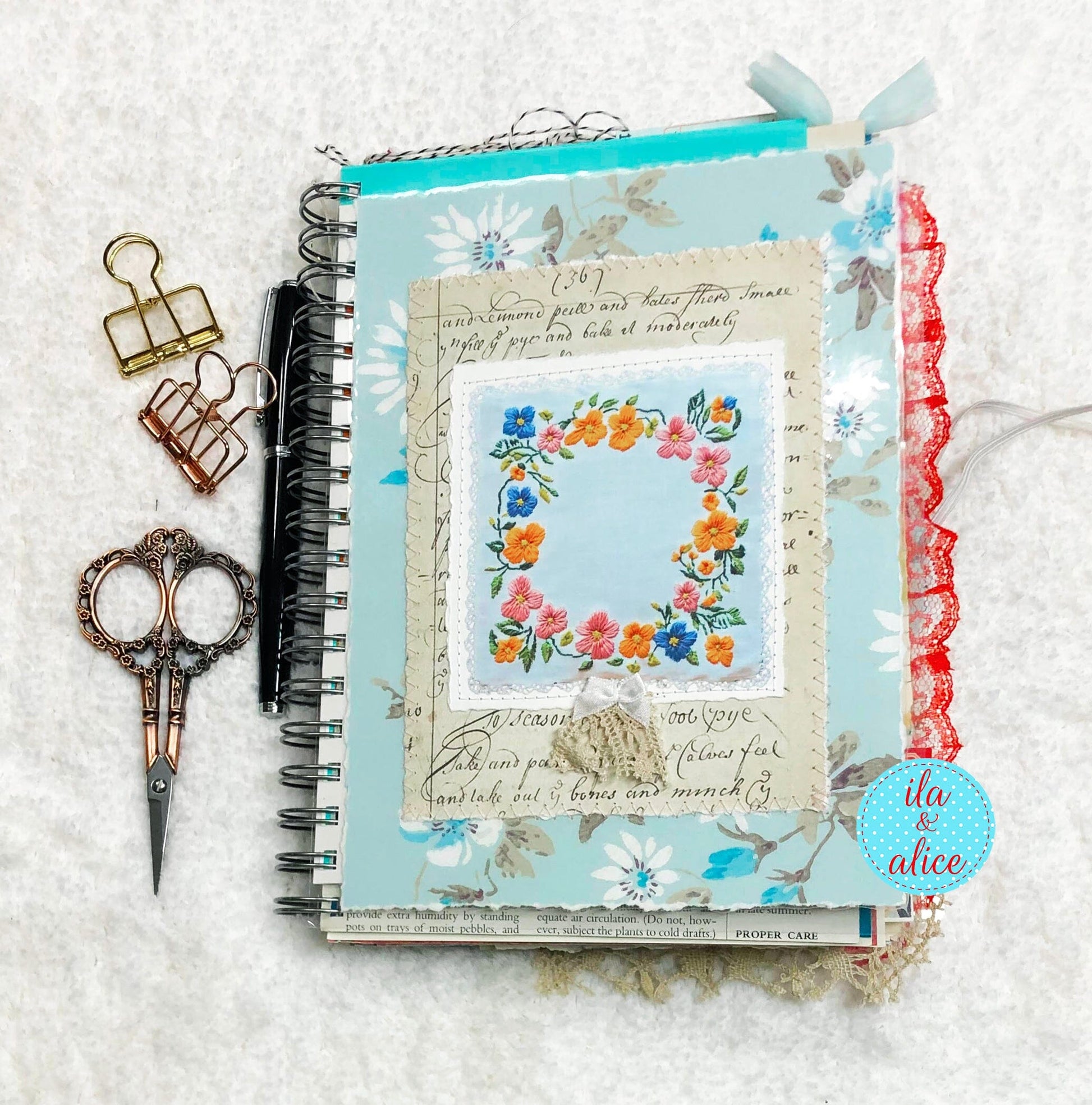 Journal intime fleuri bleu rempli d'éphémères intéressants - 3