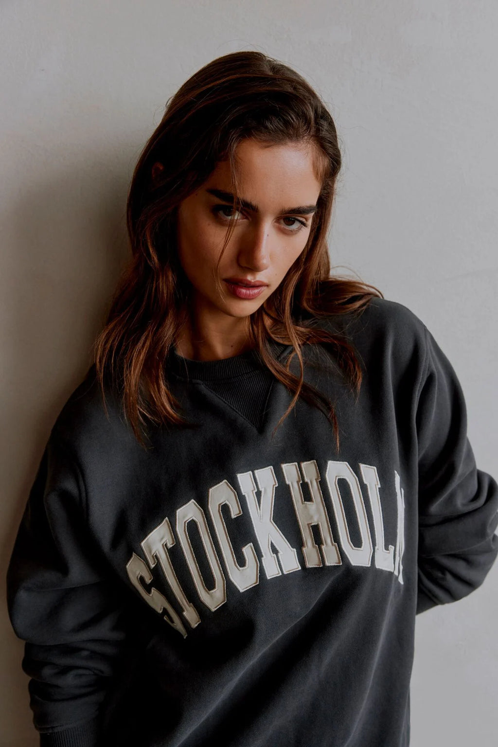 Sweat-shirt classique à col rond et appliqué