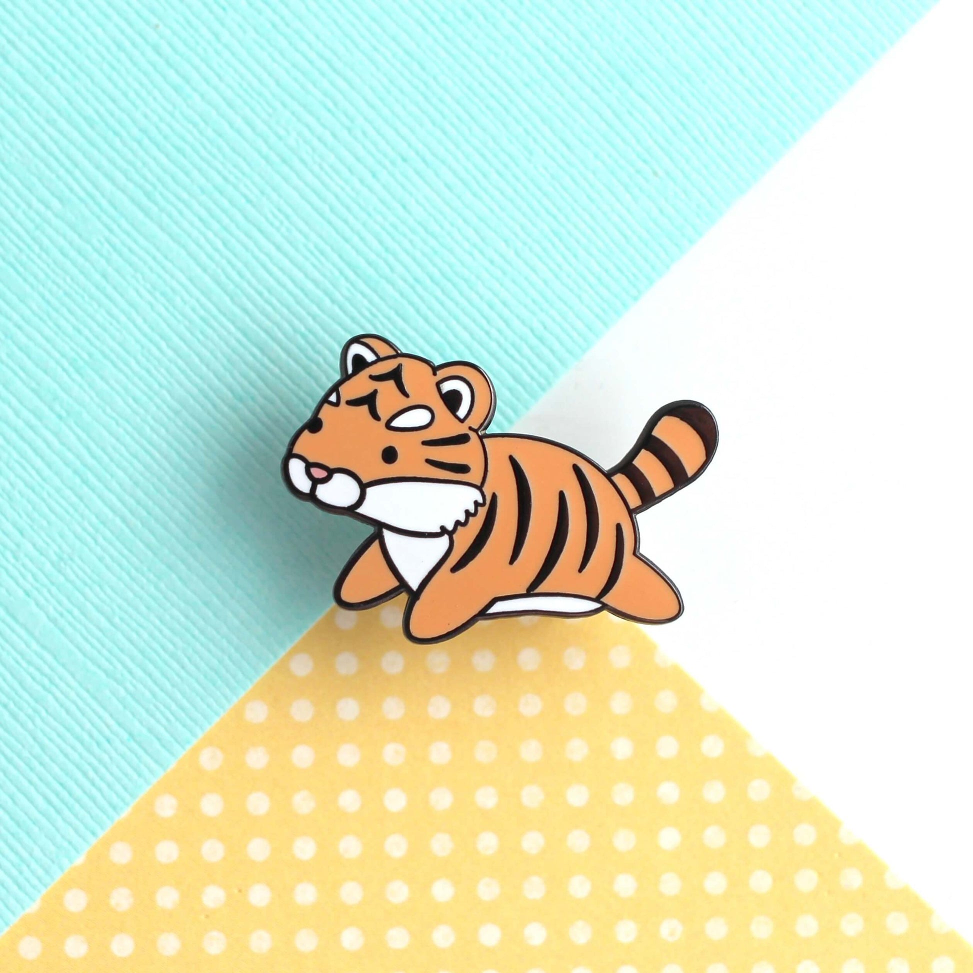 Broche en émail représentant un tigre bondissant