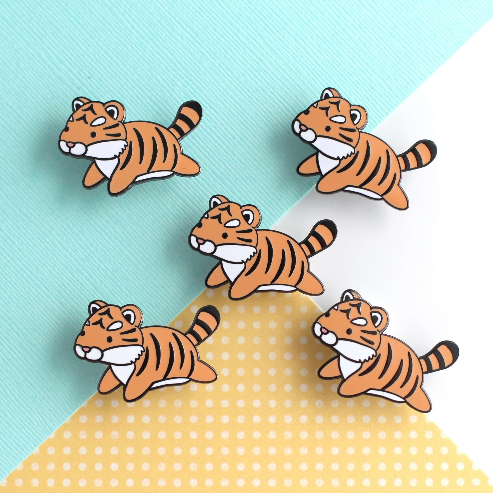 Broche en émail représentant un tigre bondissant