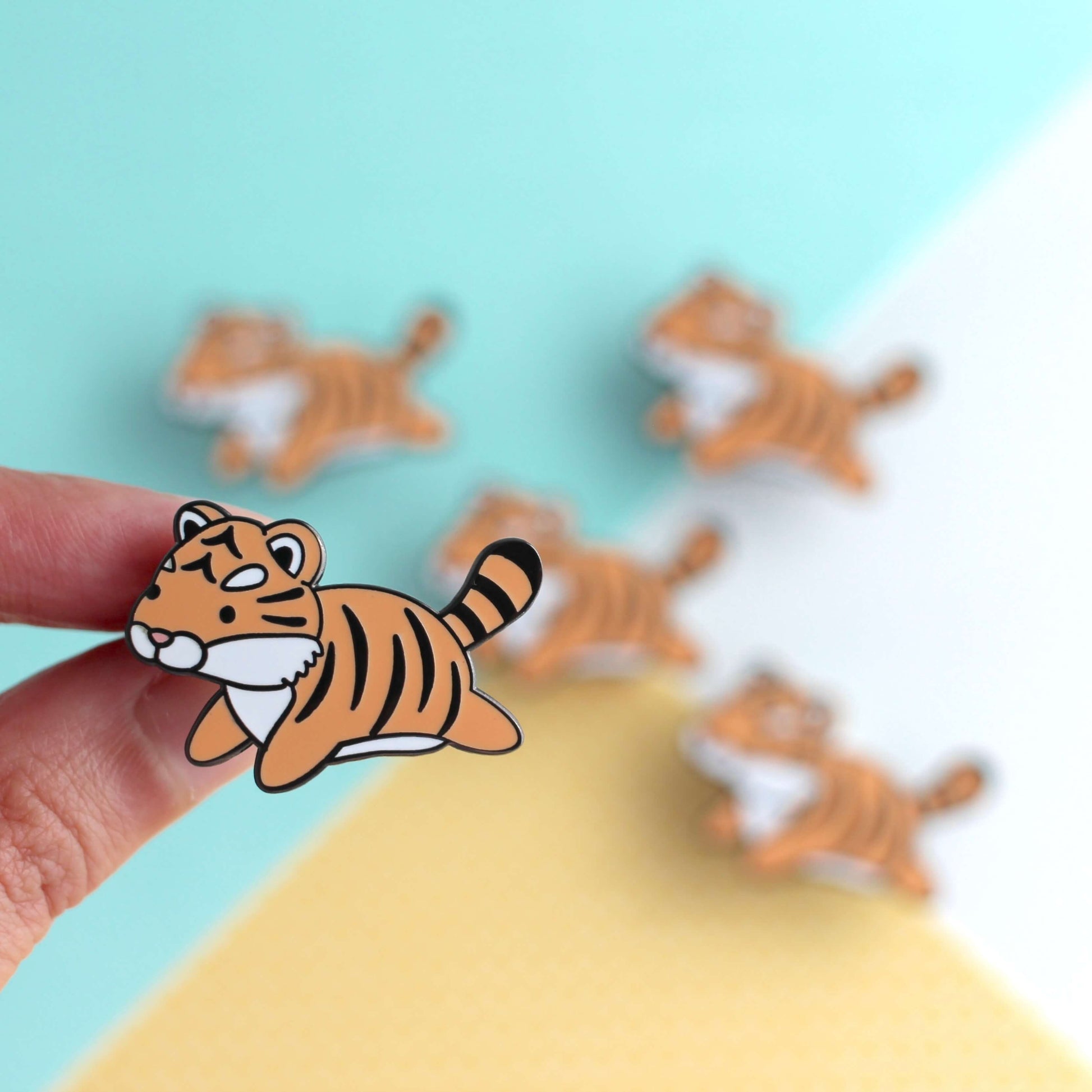 Broche en émail représentant un tigre bondissant
