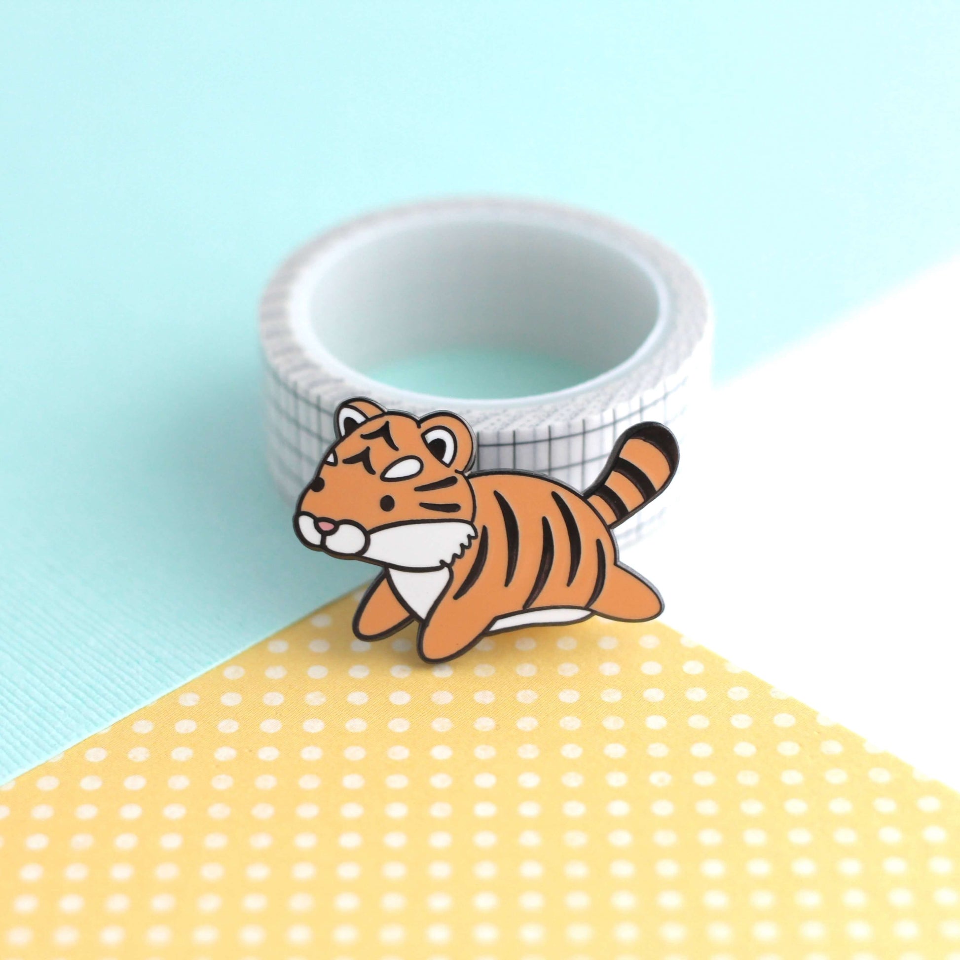 Broche en émail représentant un tigre bondissant