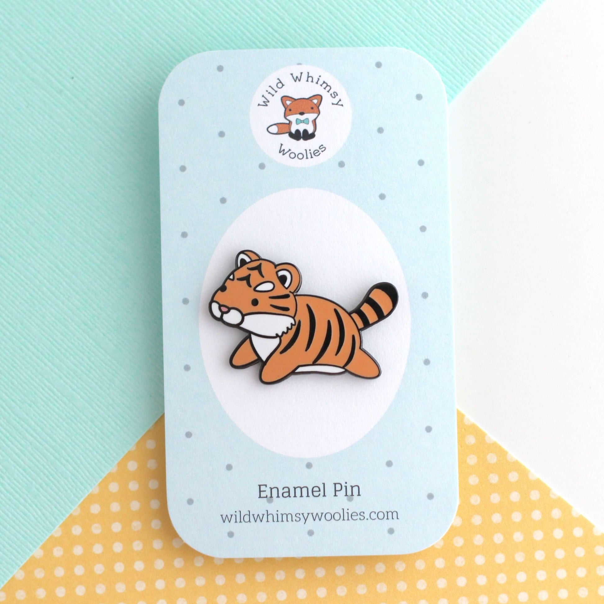 Broche en émail représentant un tigre bondissant