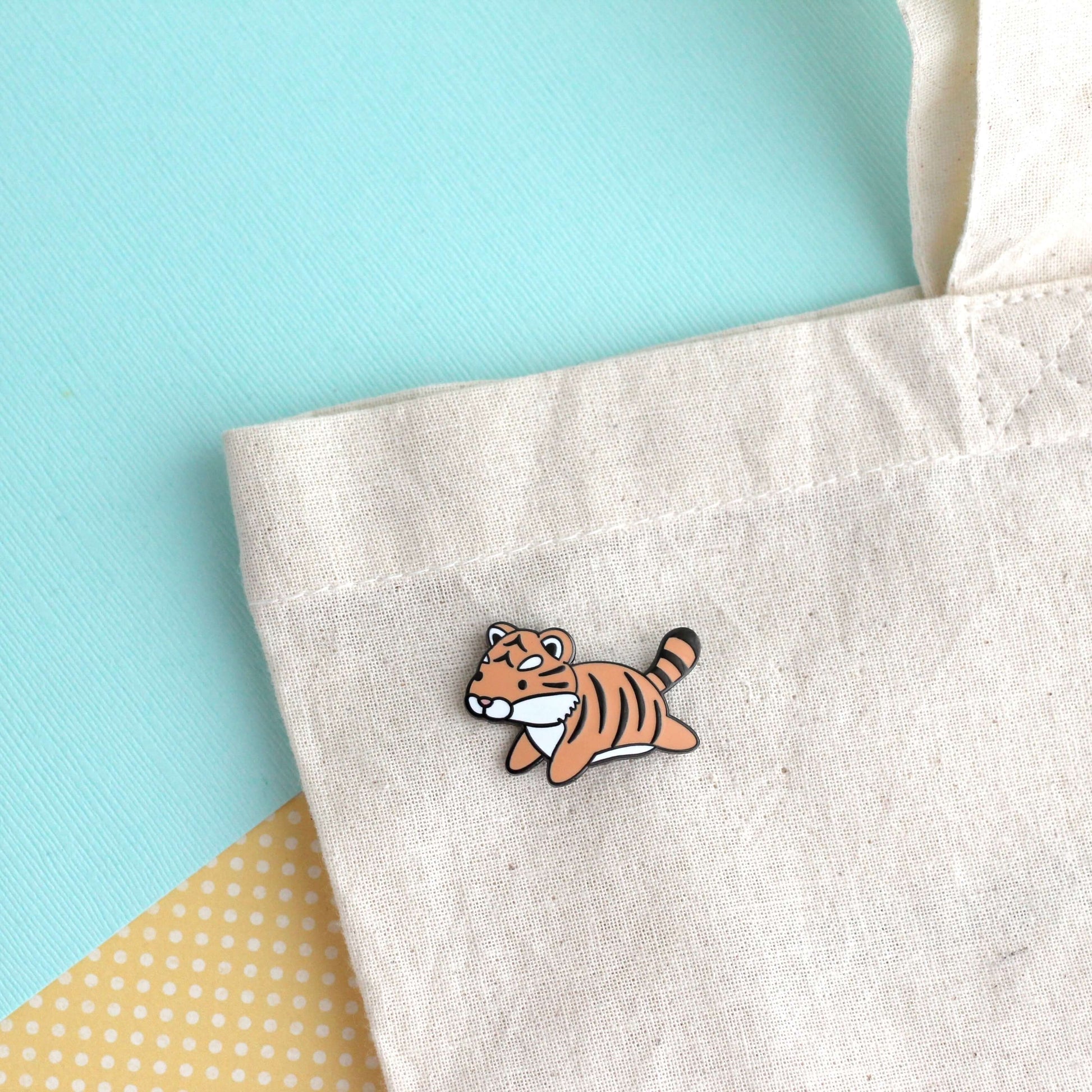 Broche en émail représentant un tigre bondissant