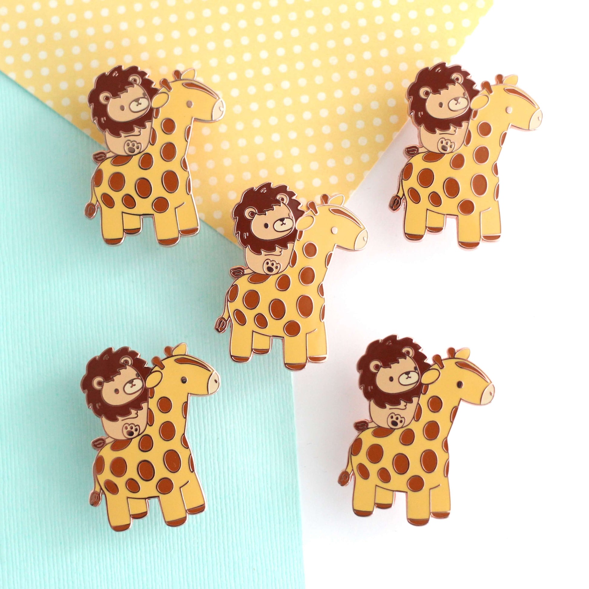 Broche en émail représentant un lion chevauchant une girafe