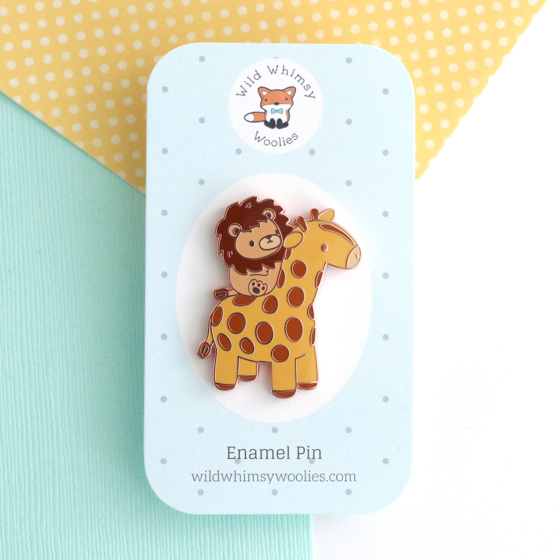 Broche en émail représentant un lion chevauchant une girafe