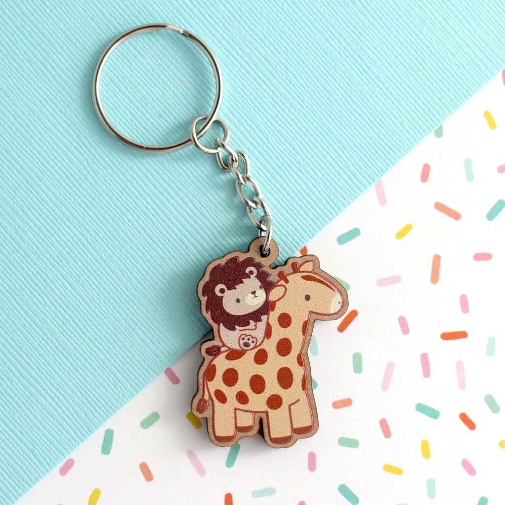 Porte-clés en bois Lion chevauchant une girafe