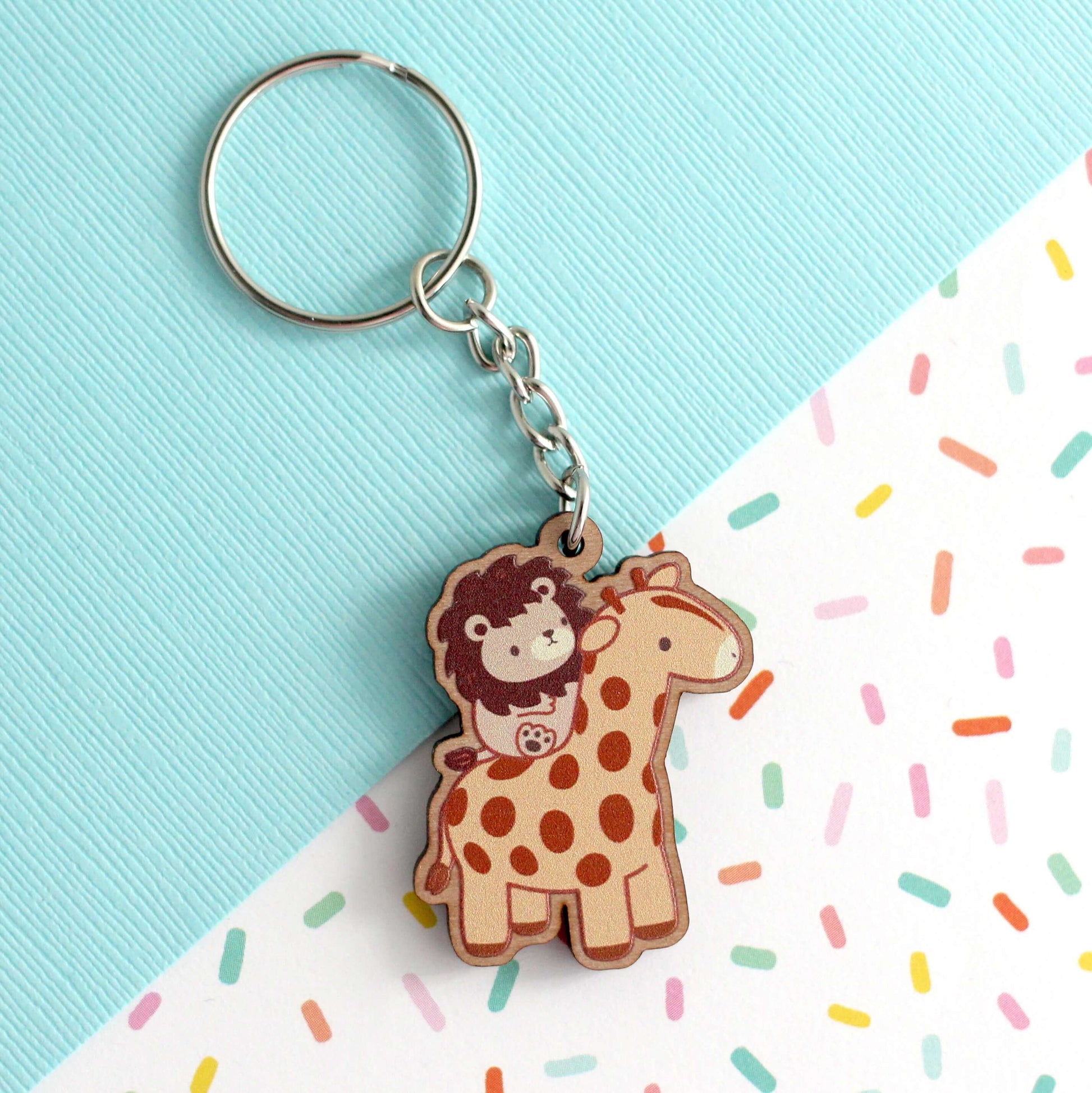 Porte-clés en bois Lion chevauchant une girafe