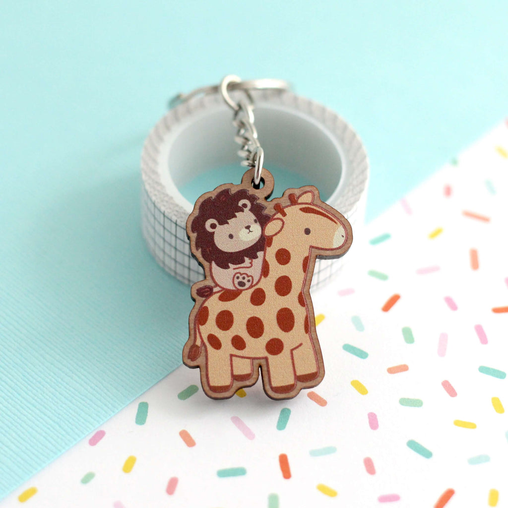 Porte-clés en bois Lion chevauchant une girafe