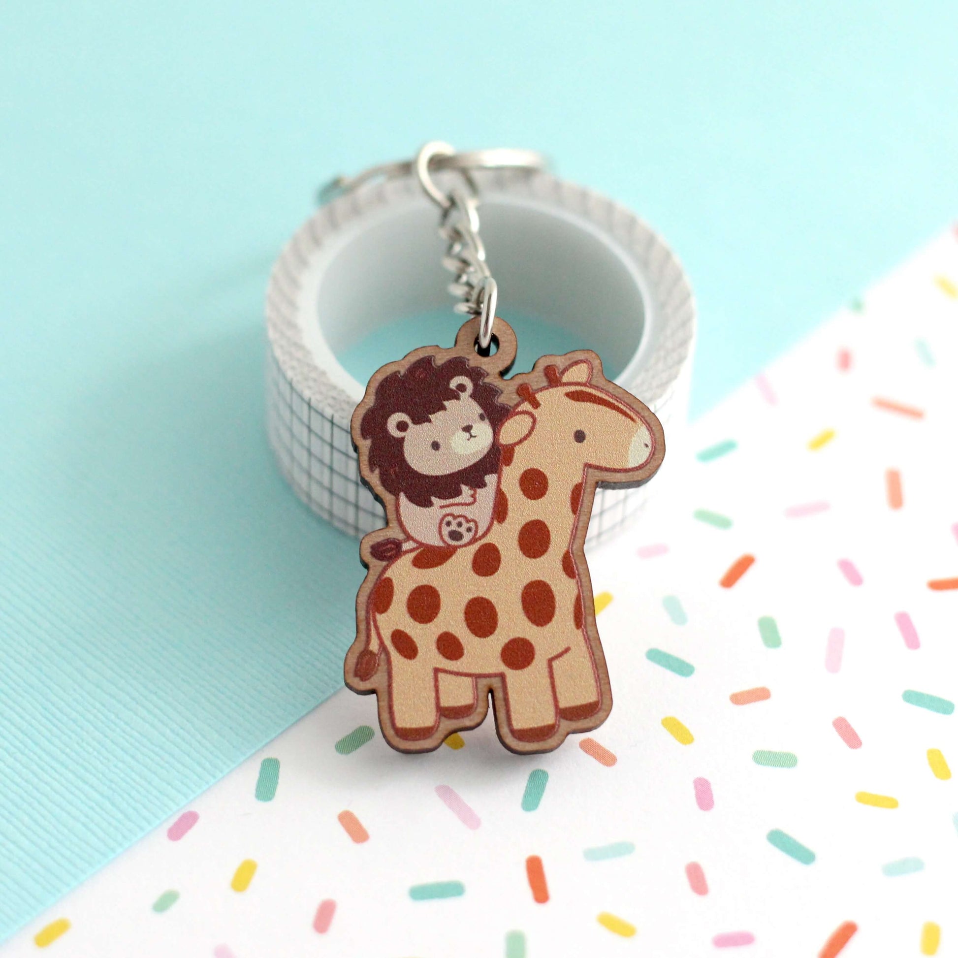 Porte-clés en bois Lion chevauchant une girafe