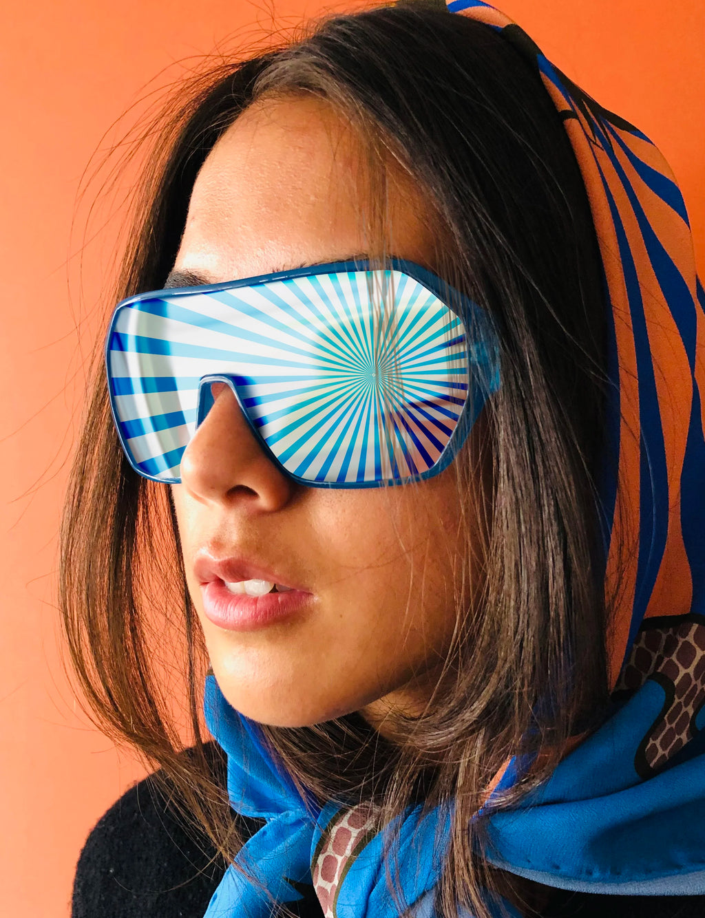 foulard en soie d'espion aux yeux bruns