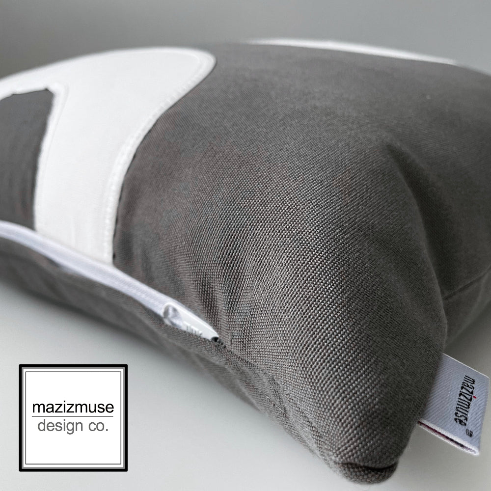 Housse de coussin d'extérieur Sunbrella® gris anthracite et blanc, style moderne du milieu du siècle