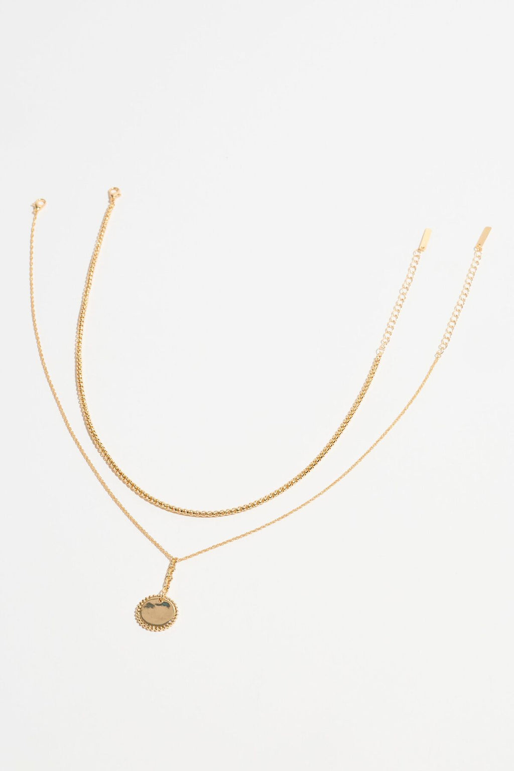 Collier chaîne et médaillon texturés superposés