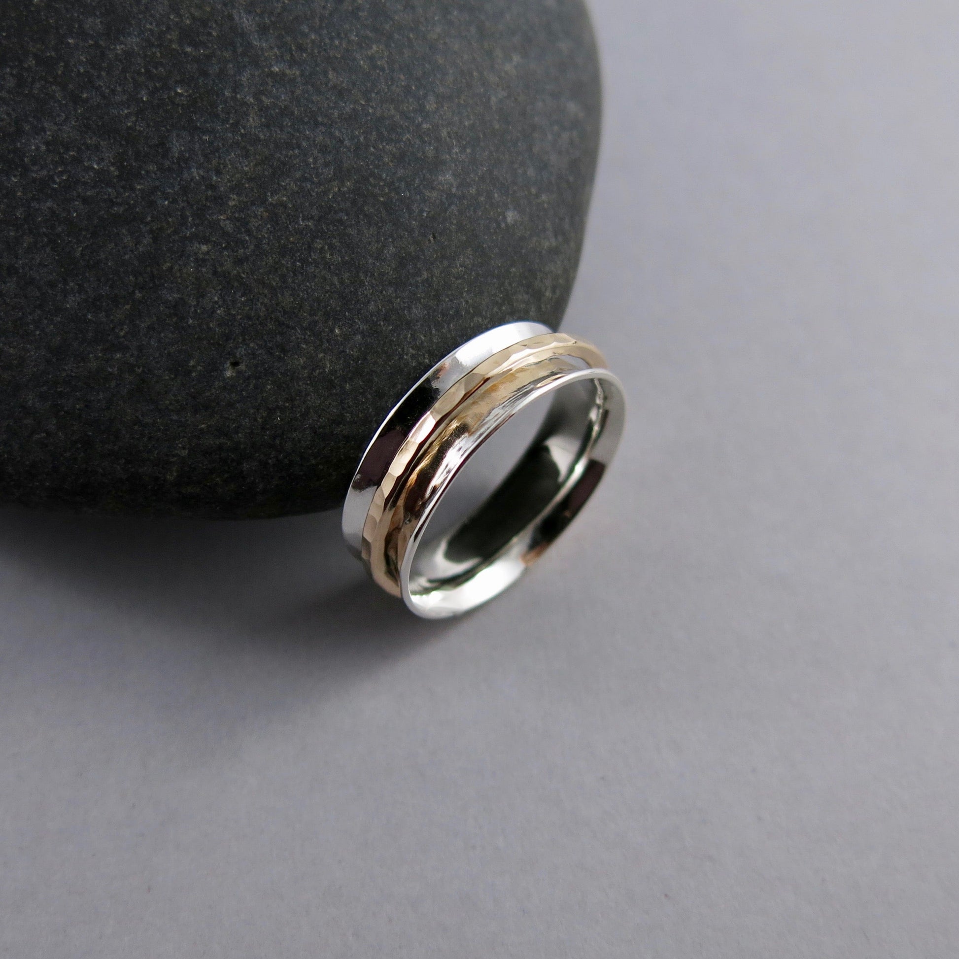 Bague de méditation en argent et or • Bande en argent texturée martelée avec une seule toupie remplie d'or