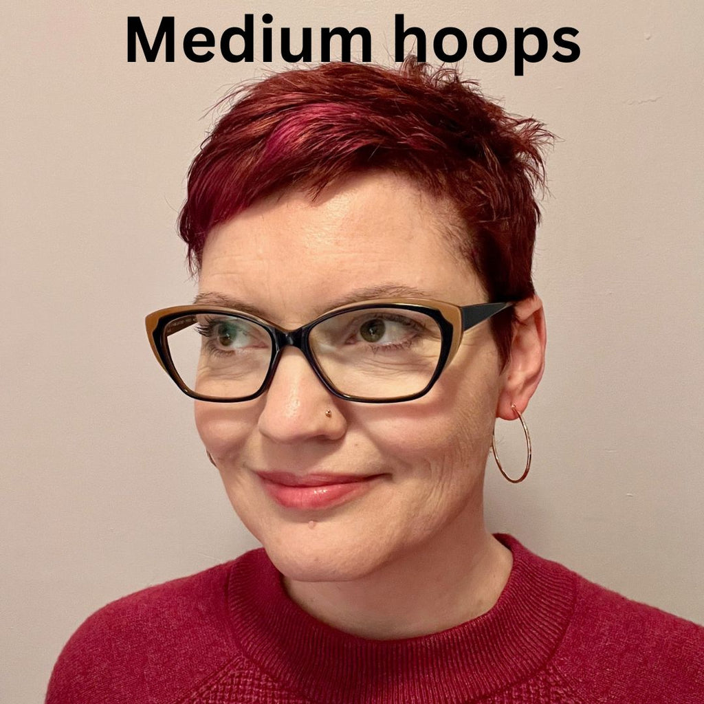 Boucles d'oreilles créoles ouvertes • Créoles en or 14 carats texturées martelées