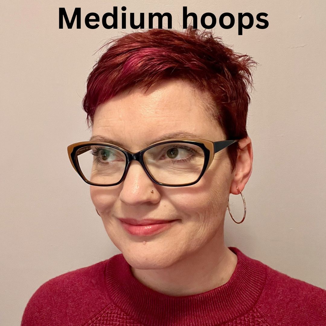 Boucles d'oreilles créoles ouvertes • Créoles en or 14 carats texturées martelées