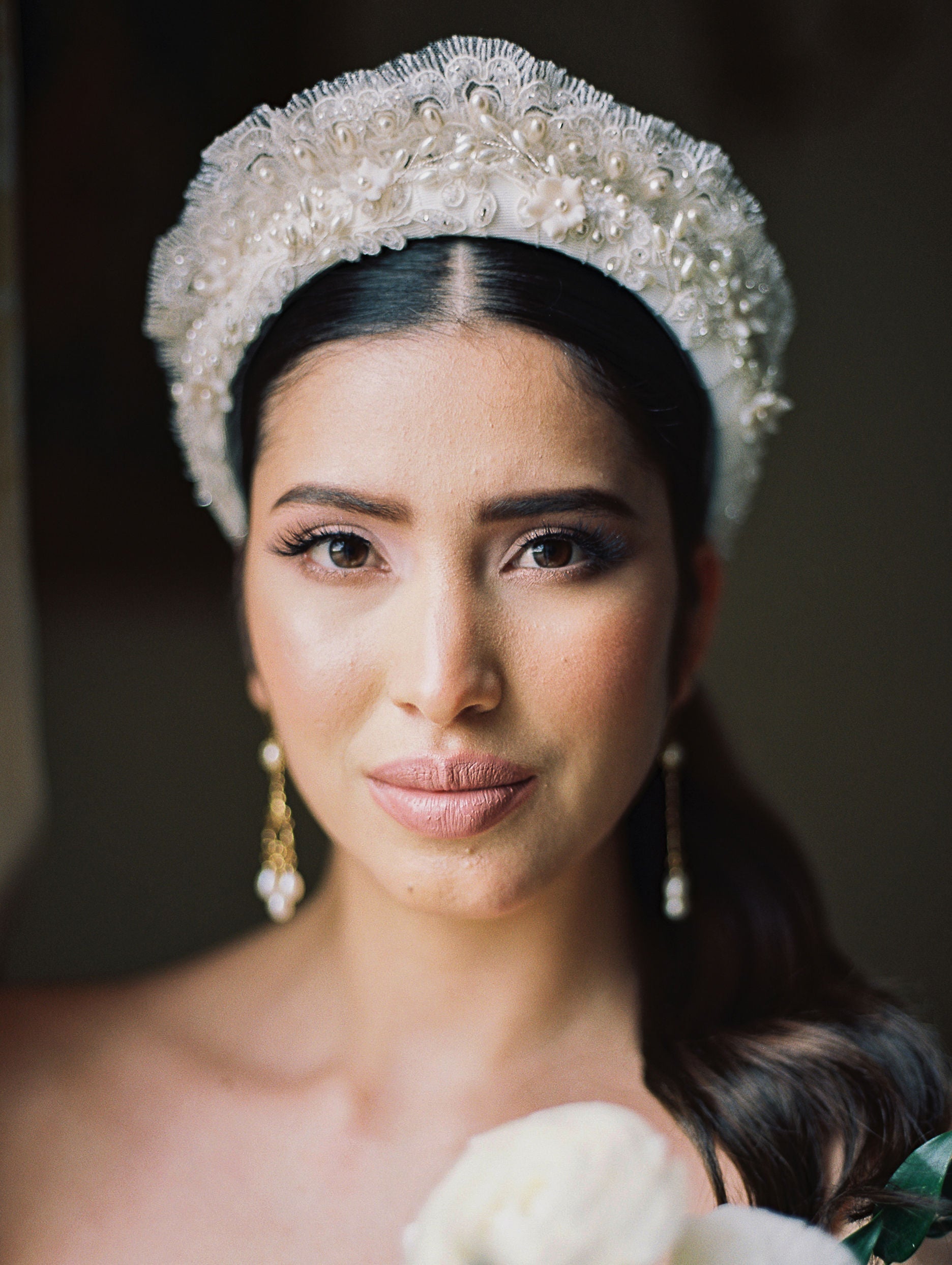 Bandeau de mariée en dentelle perlée d'inspiration vintage AMYBETH