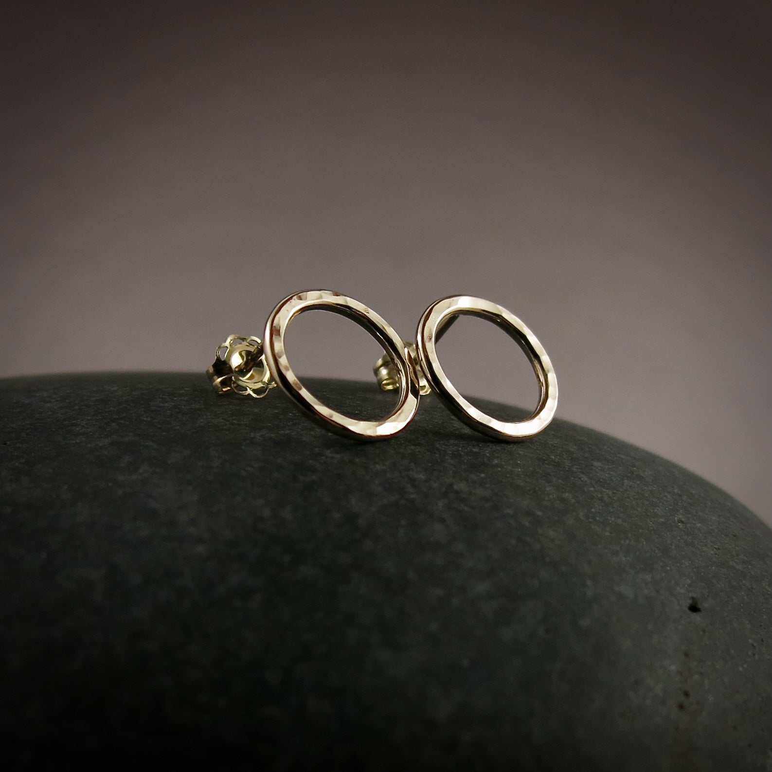 Clous d'oreilles Gold Breathe • Boucles d'oreilles à tige minimalistes en or 14 carats