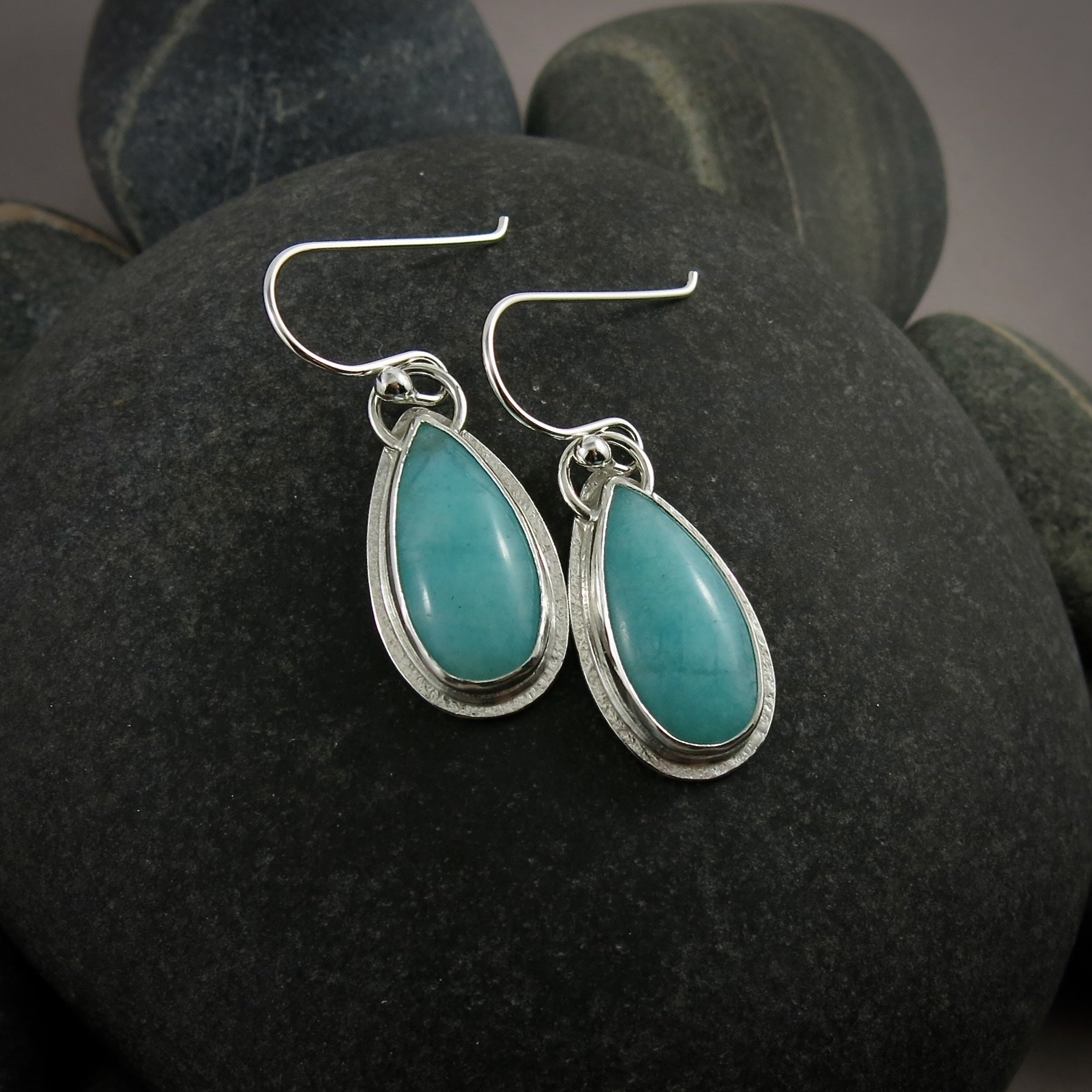 Boucles d'oreilles en forme de larme d'amazonite • Argent sterling