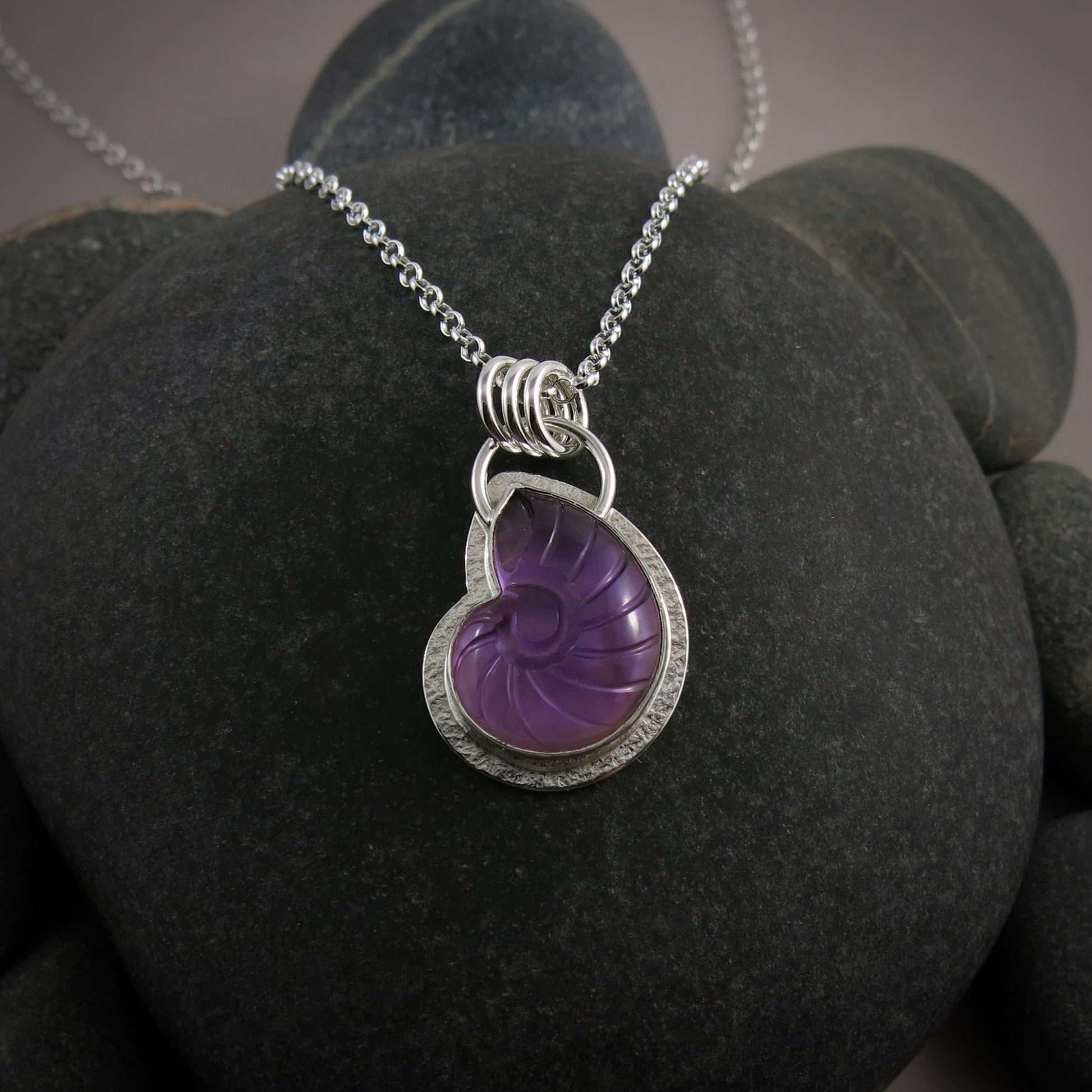 Pendentif ammonite sculpté en améthyste et nacre • Argent sterling