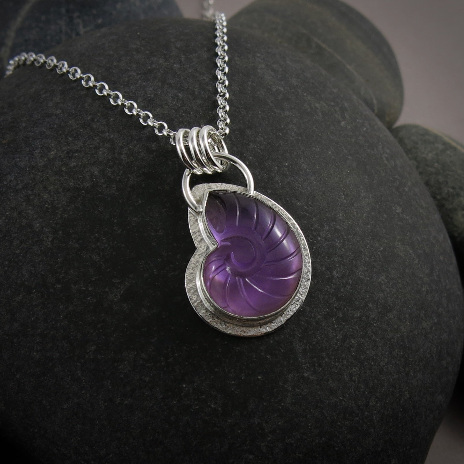 Pendentif ammonite sculpté en améthyste et nacre • Argent sterling
