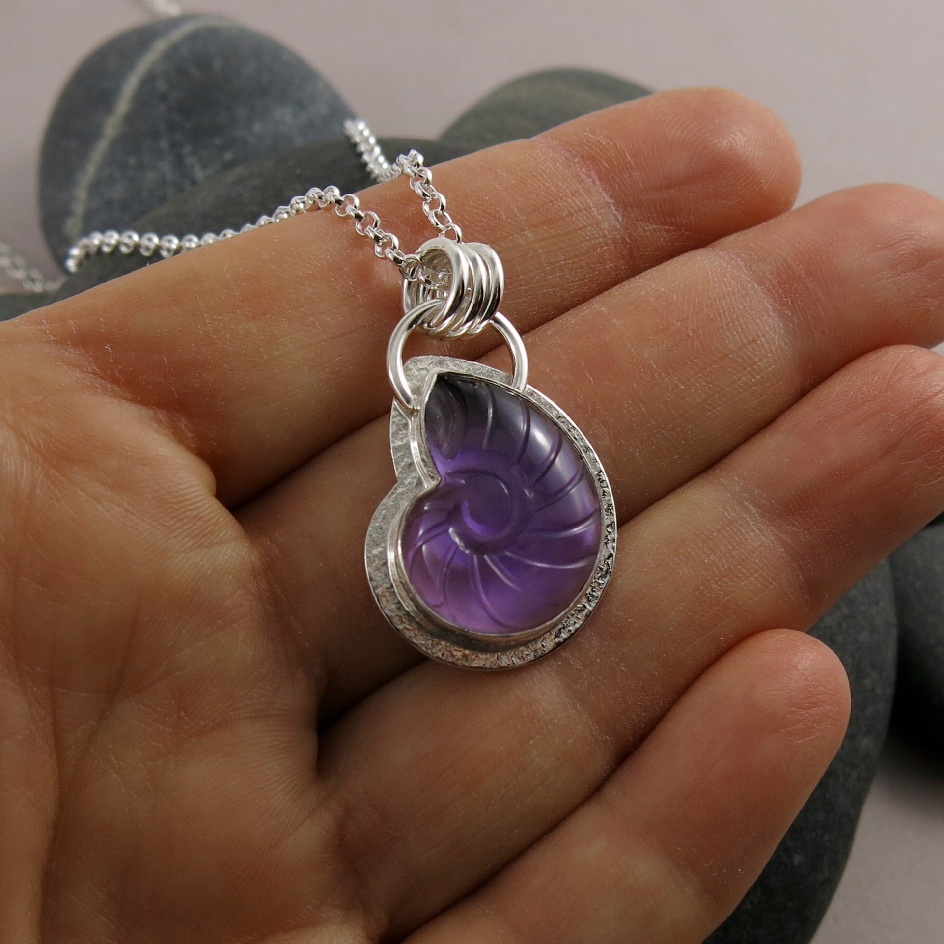 Pendentif ammonite sculpté en améthyste et nacre • Argent sterling